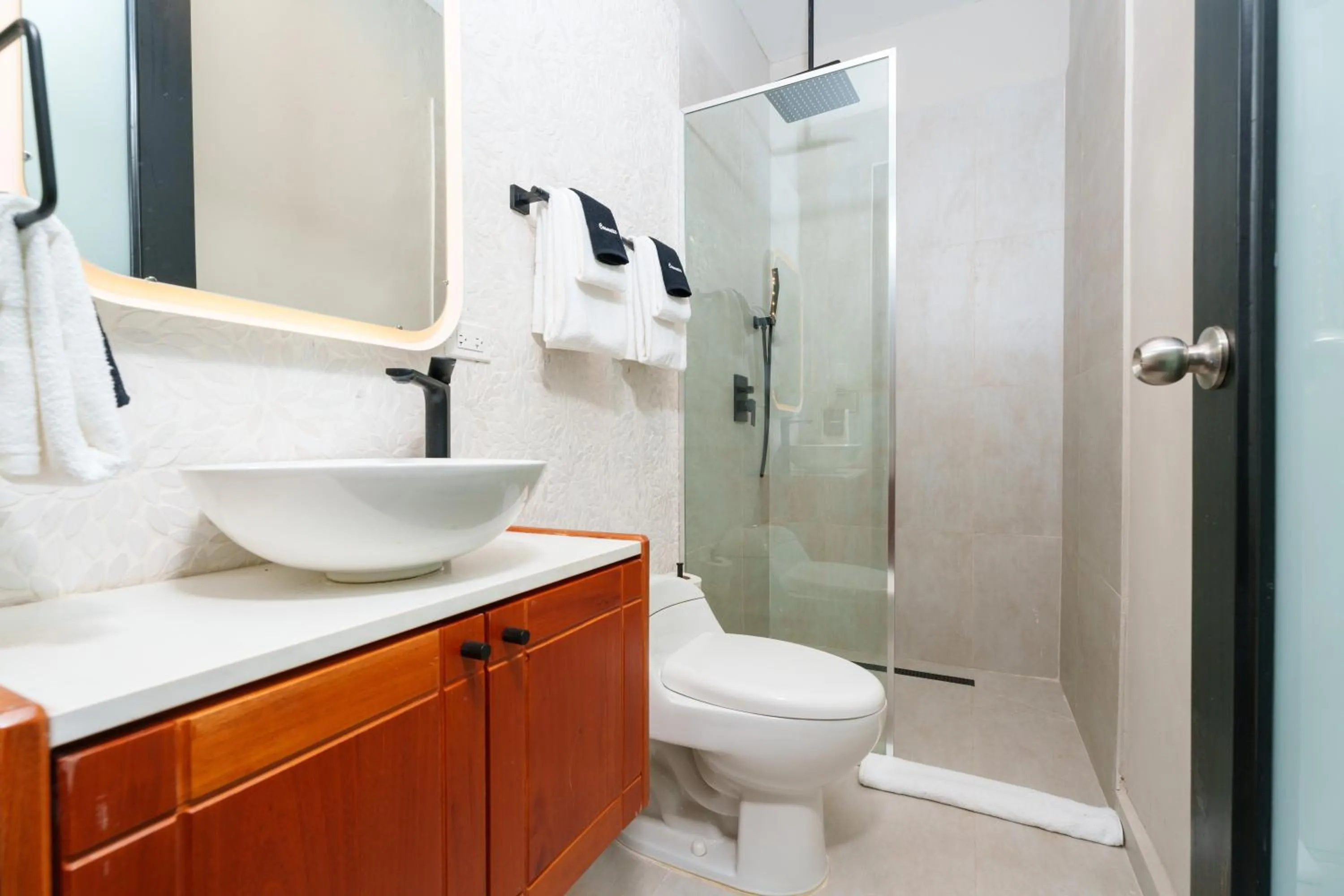 Shower in The Oliver Hotel