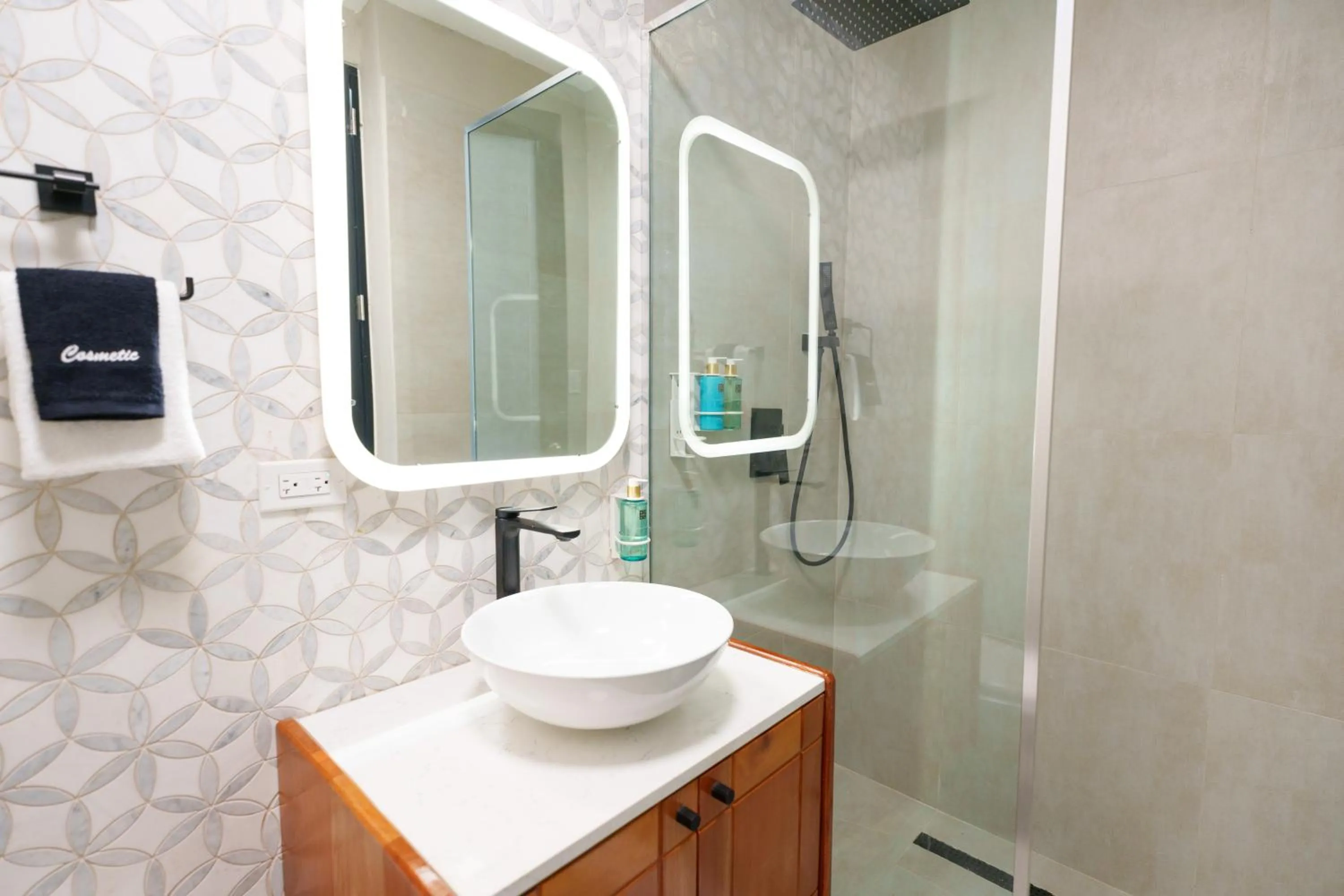 Shower in The Oliver Hotel