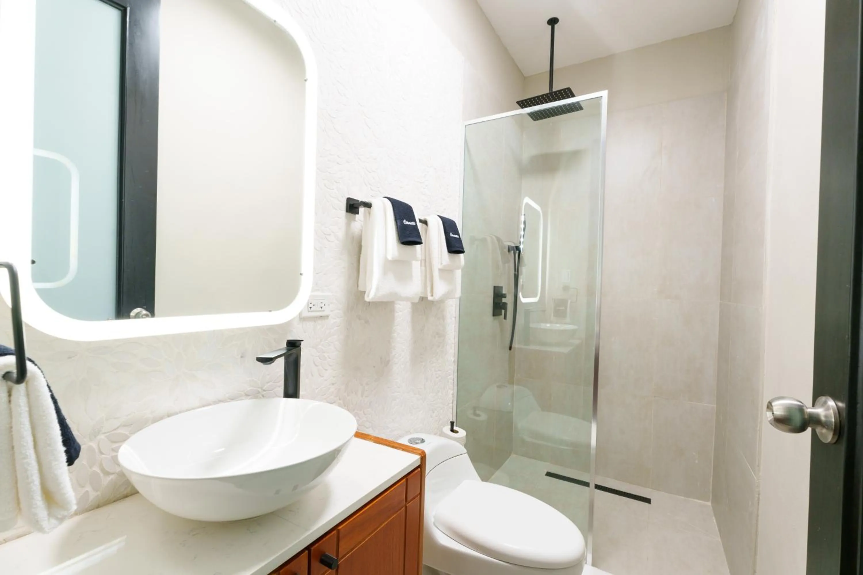 Shower in The Oliver Hotel