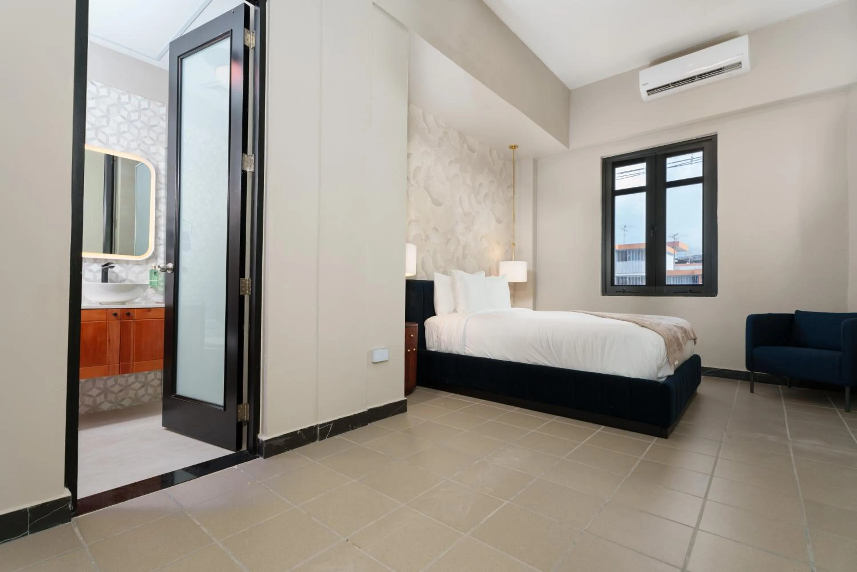 Bed in The Oliver Hotel