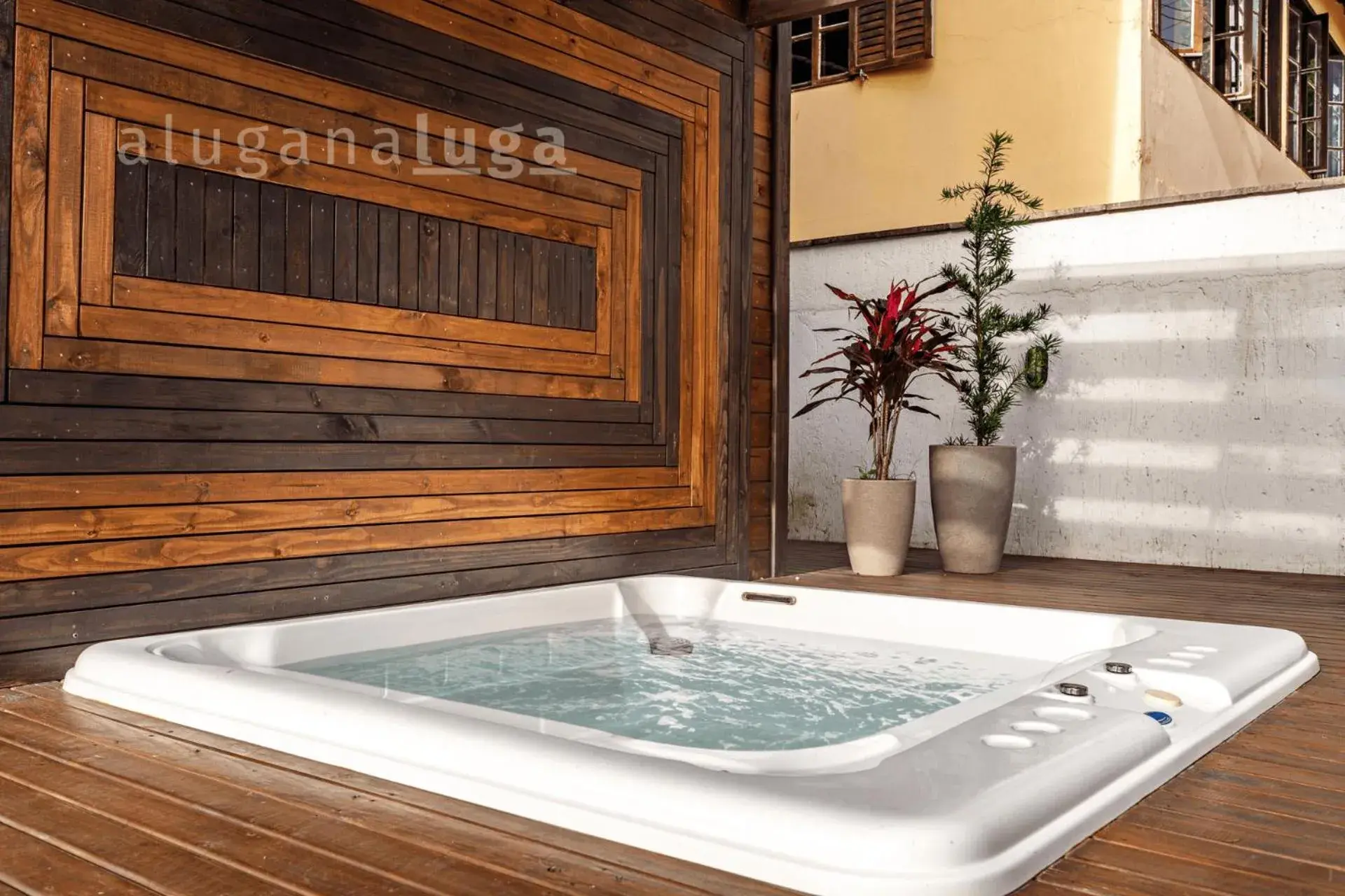Ogram Houses espaço completo com jacuzzi + Praia Ogram Houses espaço completo com jacuzzi + Praia