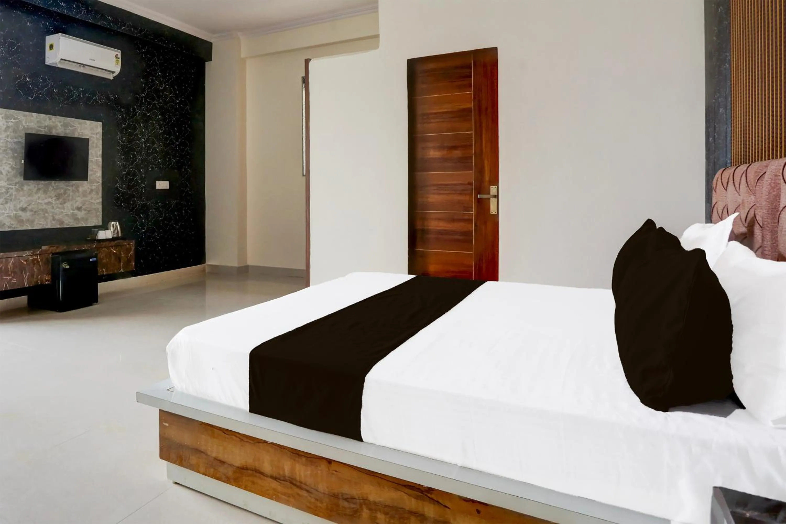 Bedroom, Bed in Hotel O BGM