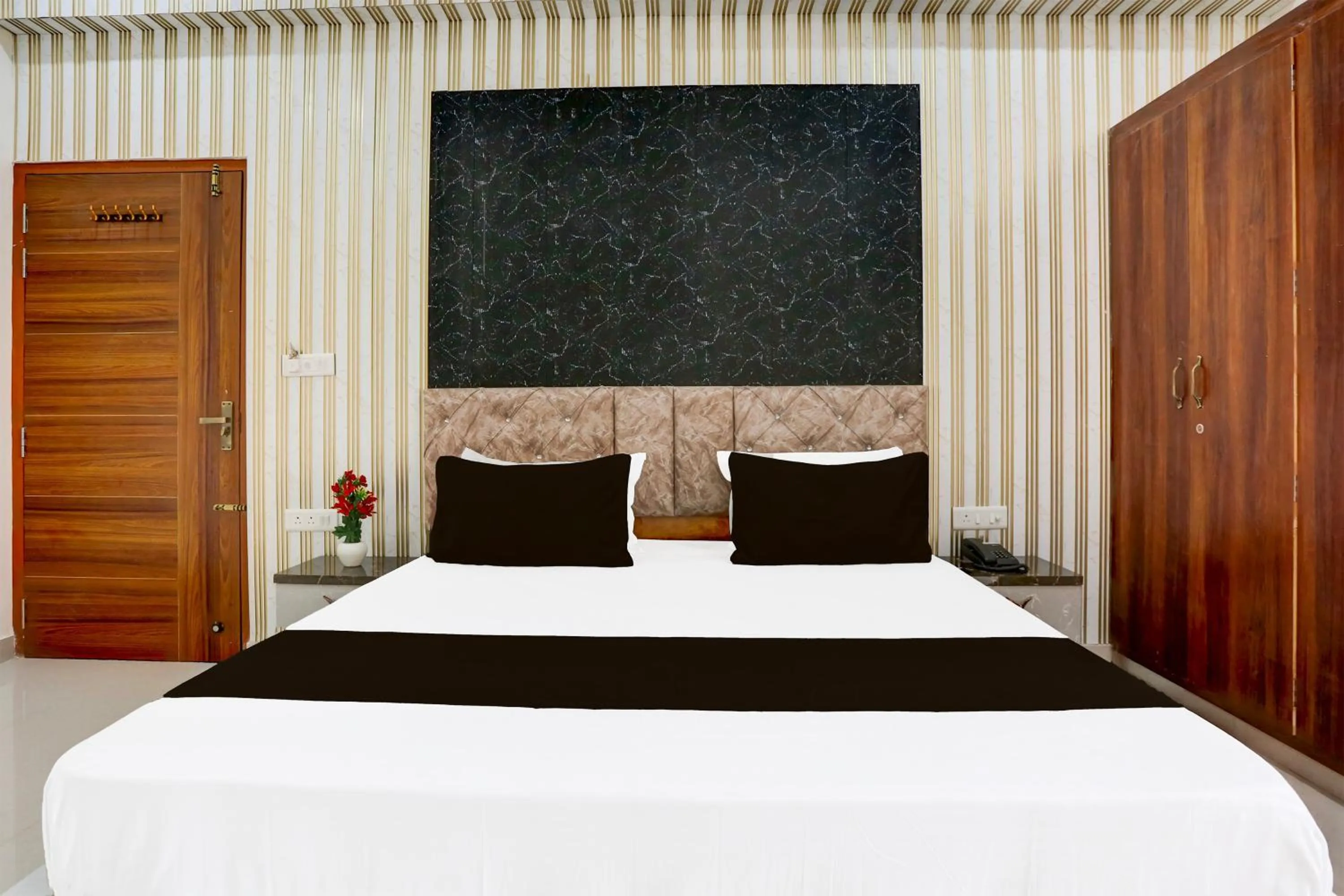 Bedroom, Bed in Hotel O BGM