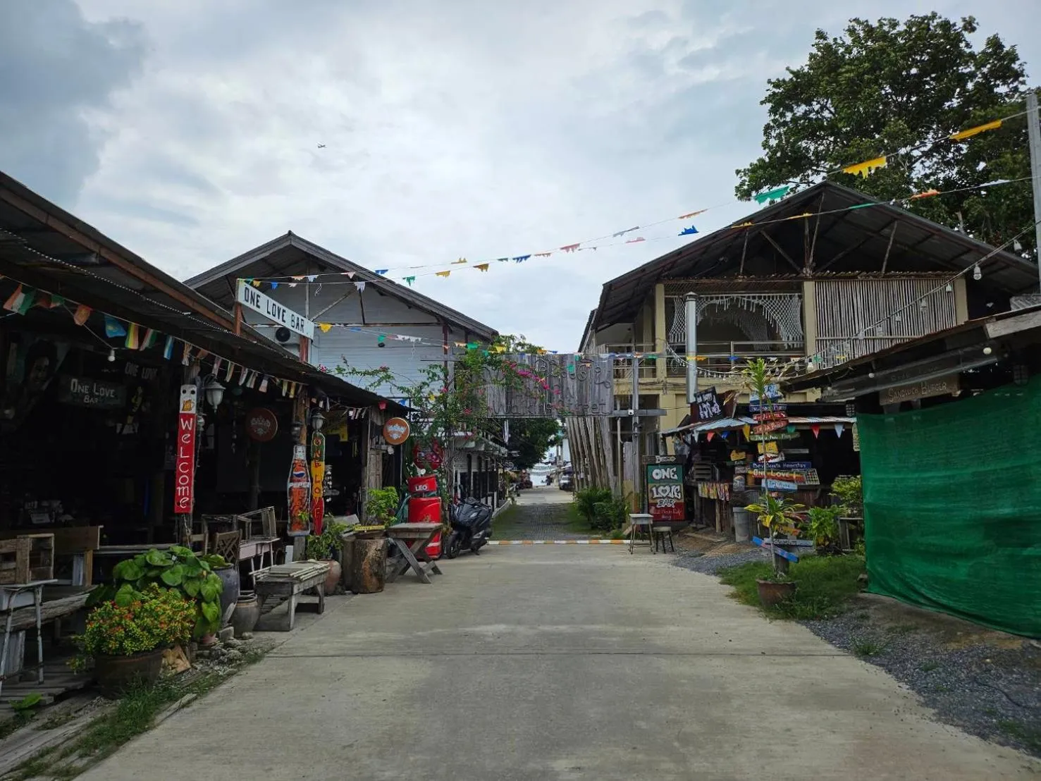 Neighbourhood in Phangan Hostel - Haadrin Homestay