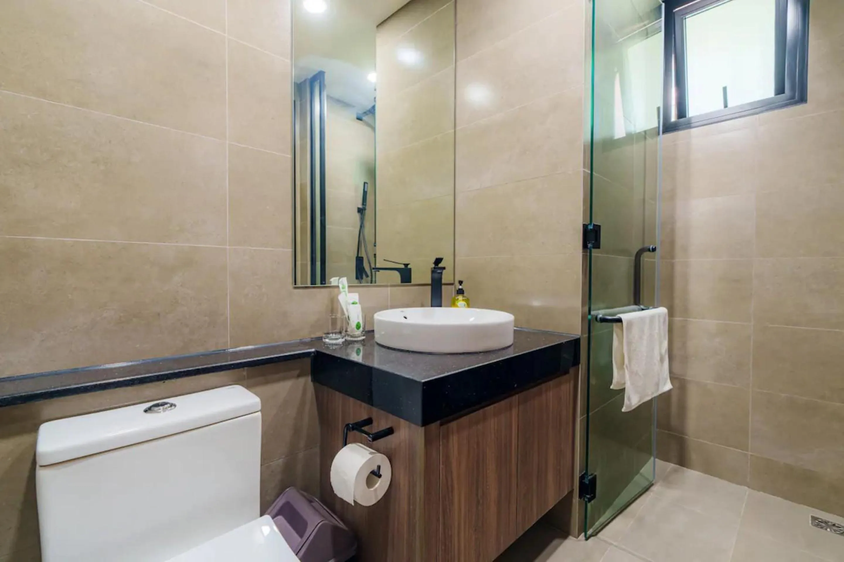 Shower in Imperial De La SoL District 4