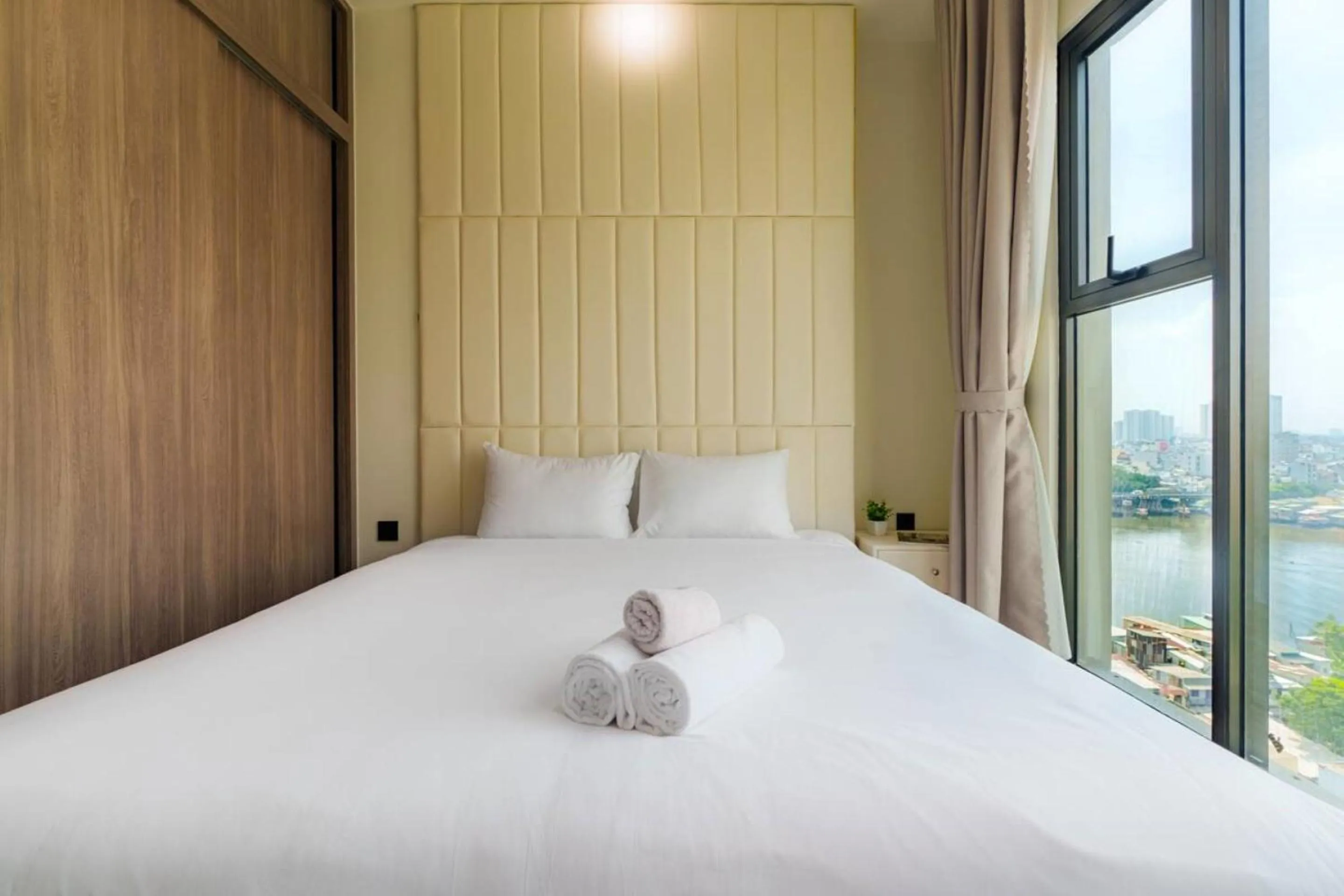 Bed in Imperial De La SoL District 4