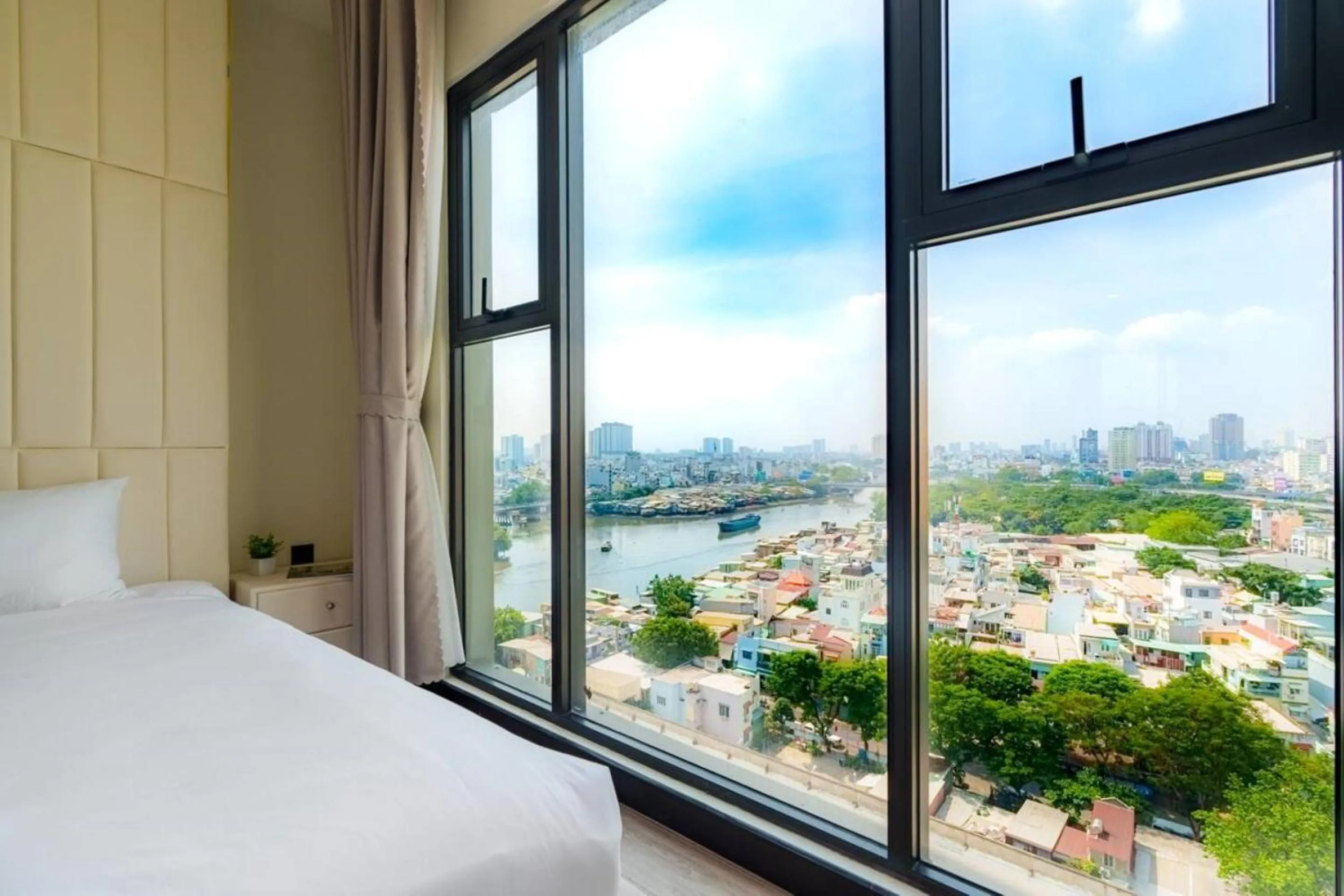 Bed in Imperial De La SoL District 4