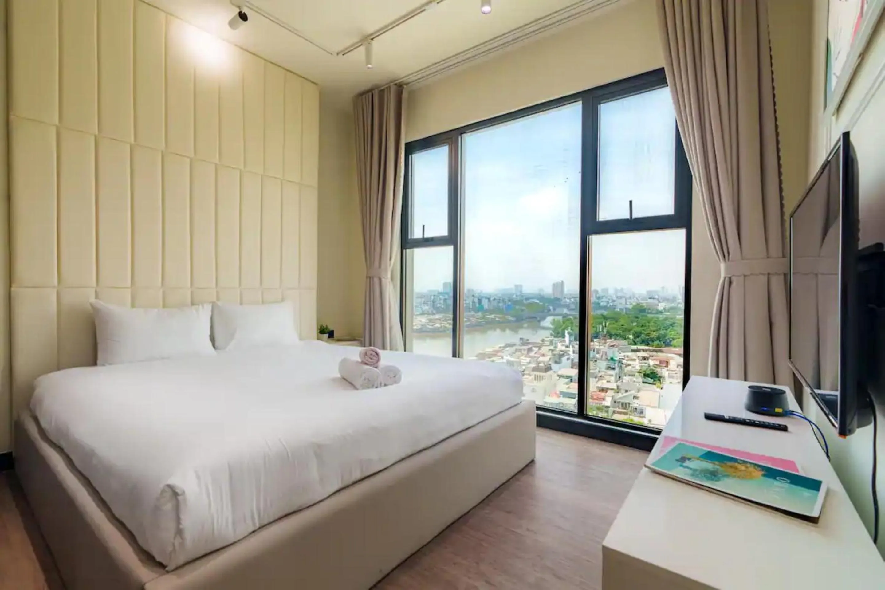 Communal lounge/ TV room in Imperial De La SoL District 4