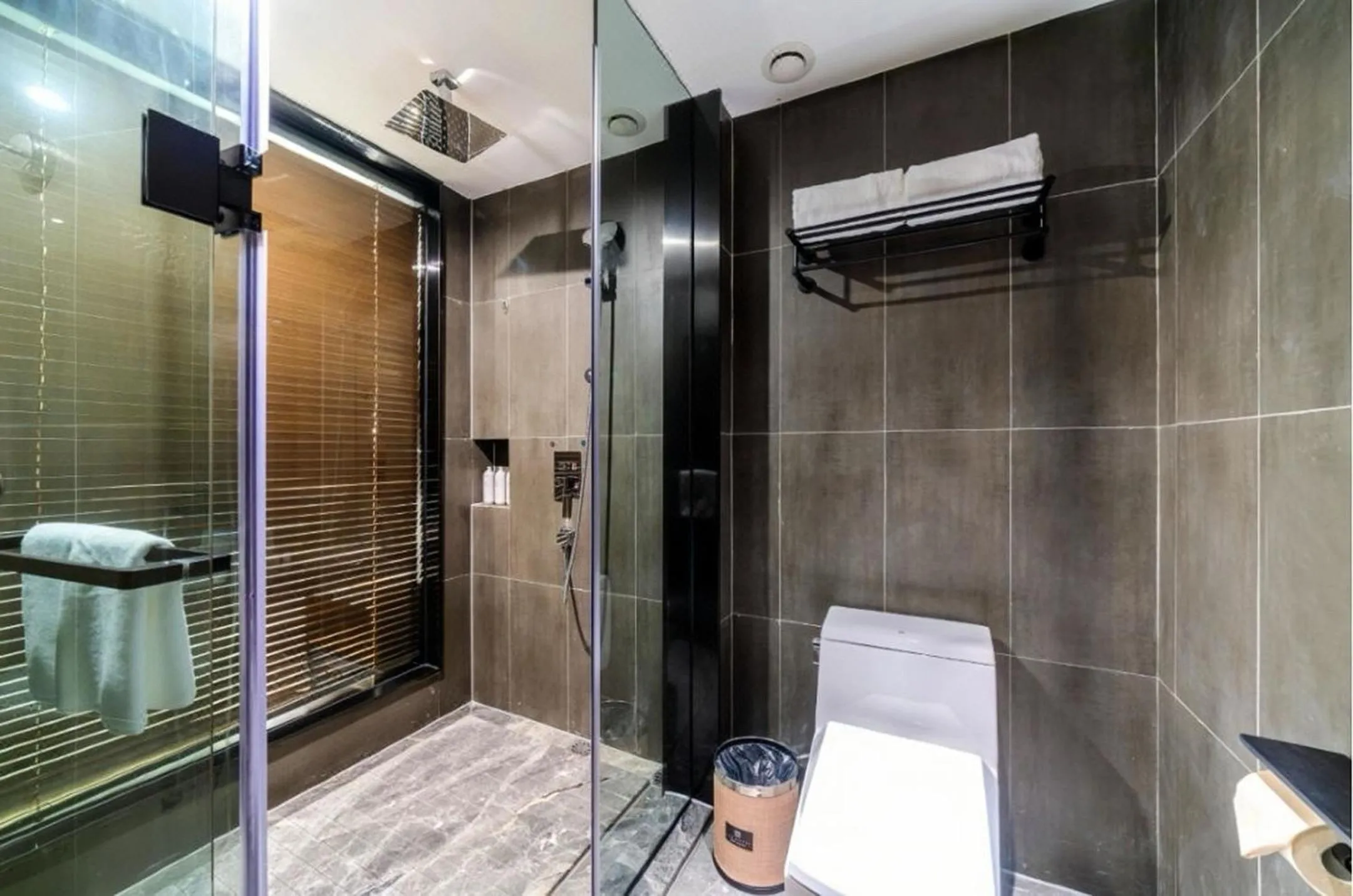 Shower in LIZ International Hotel Guangzhou Olympic Sports Center