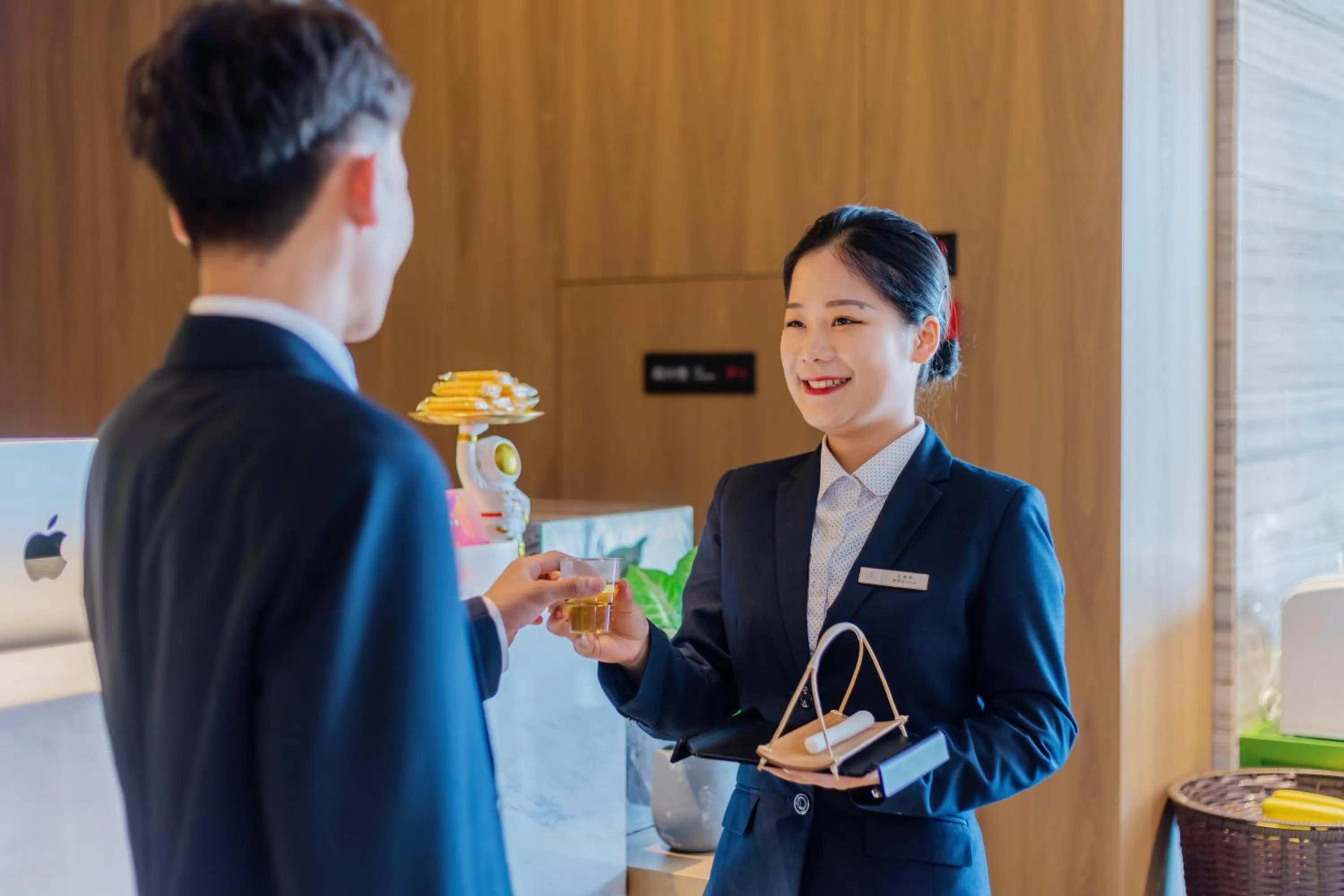 concierge in LIZ International Hotel Guangzhou Olympic Sports Center