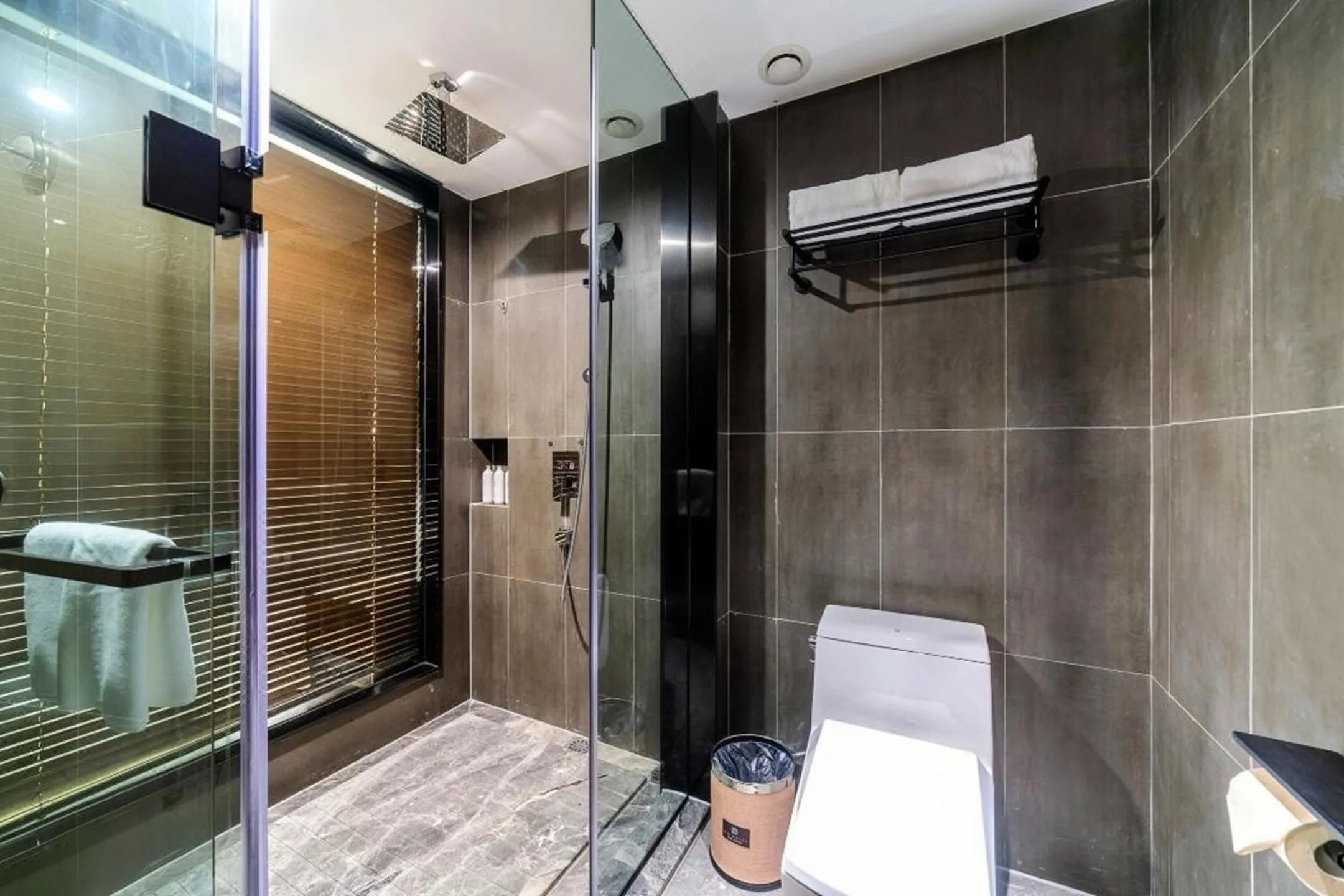 Shower in LIZ International Hotel Guangzhou Olympic Sports Center