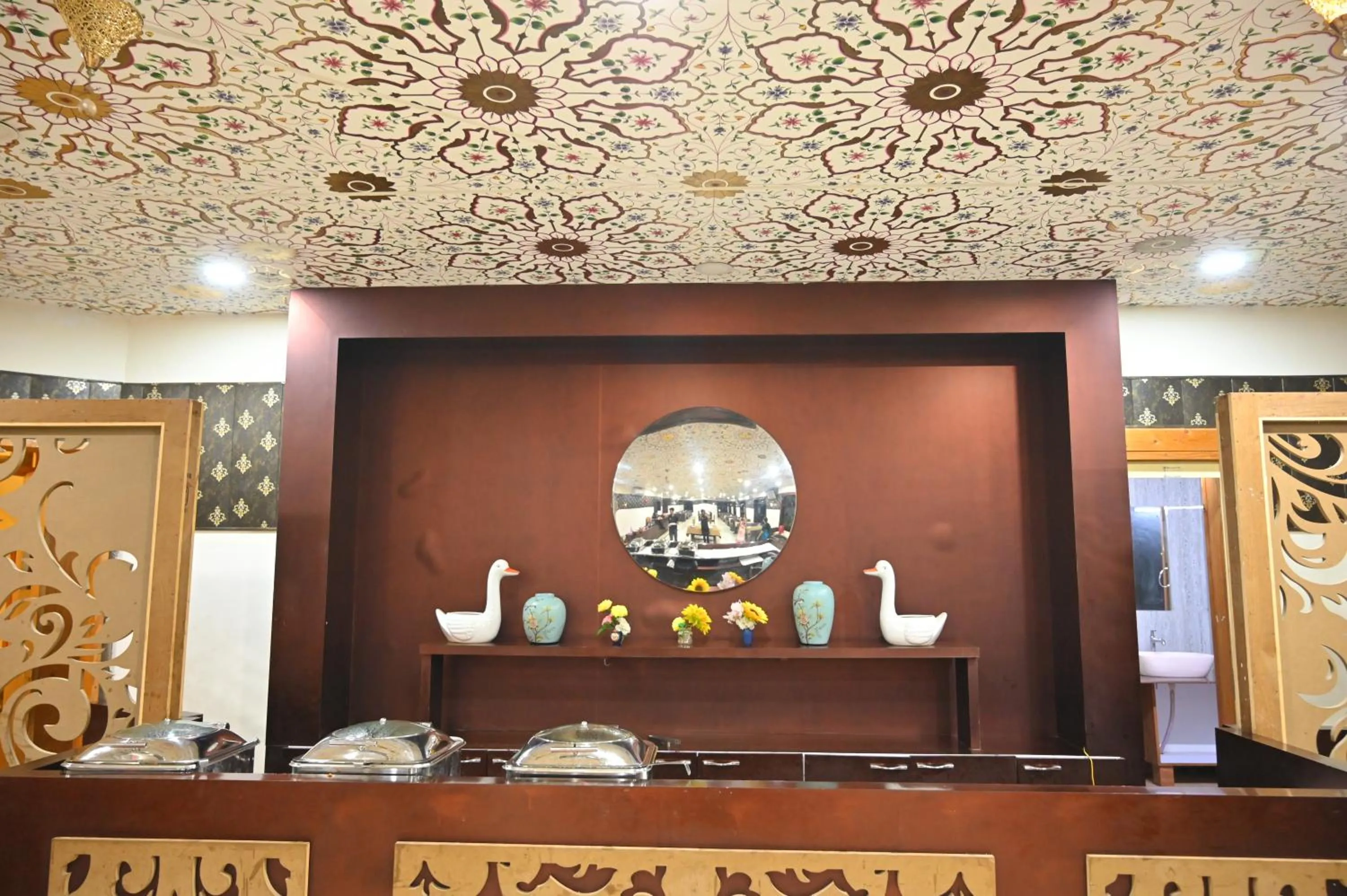 Restaurant/places to eat in Orchha Club and Resort - OCR