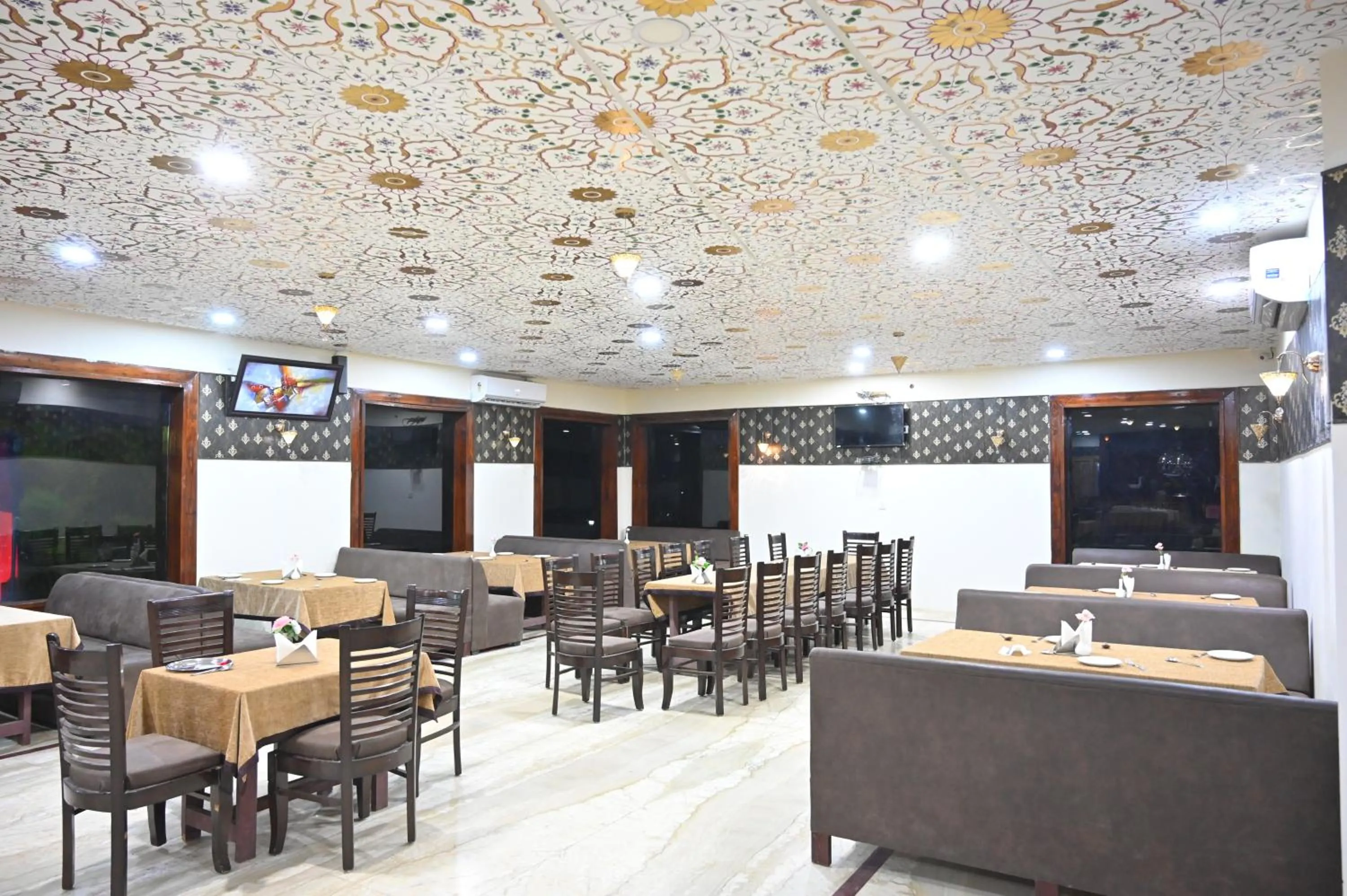 Restaurant/places to eat in Orchha Club and Resort - OCR
