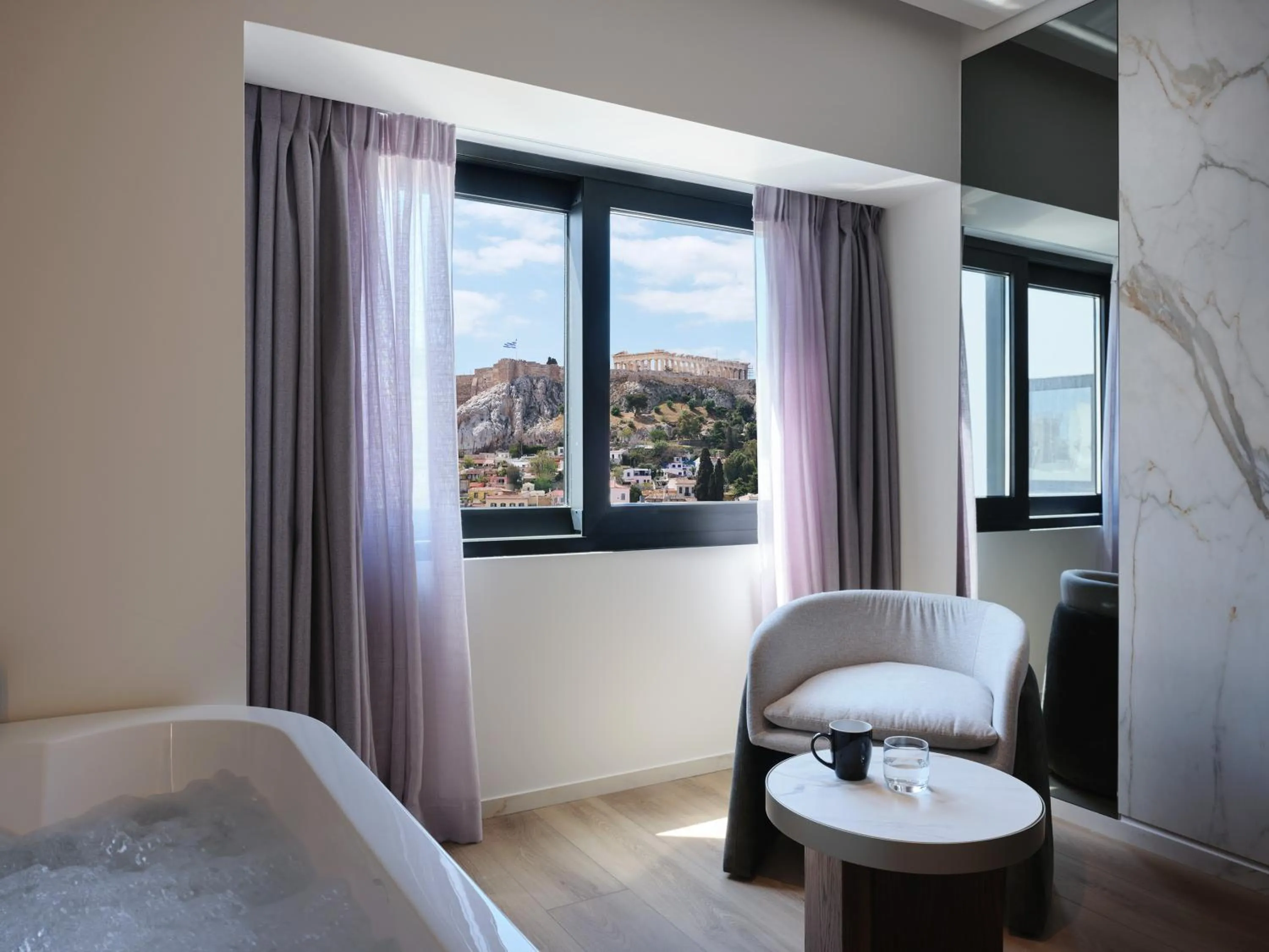 Hot Tub, Bed in Nur Edge Aparthotel - Acropolis Skyline