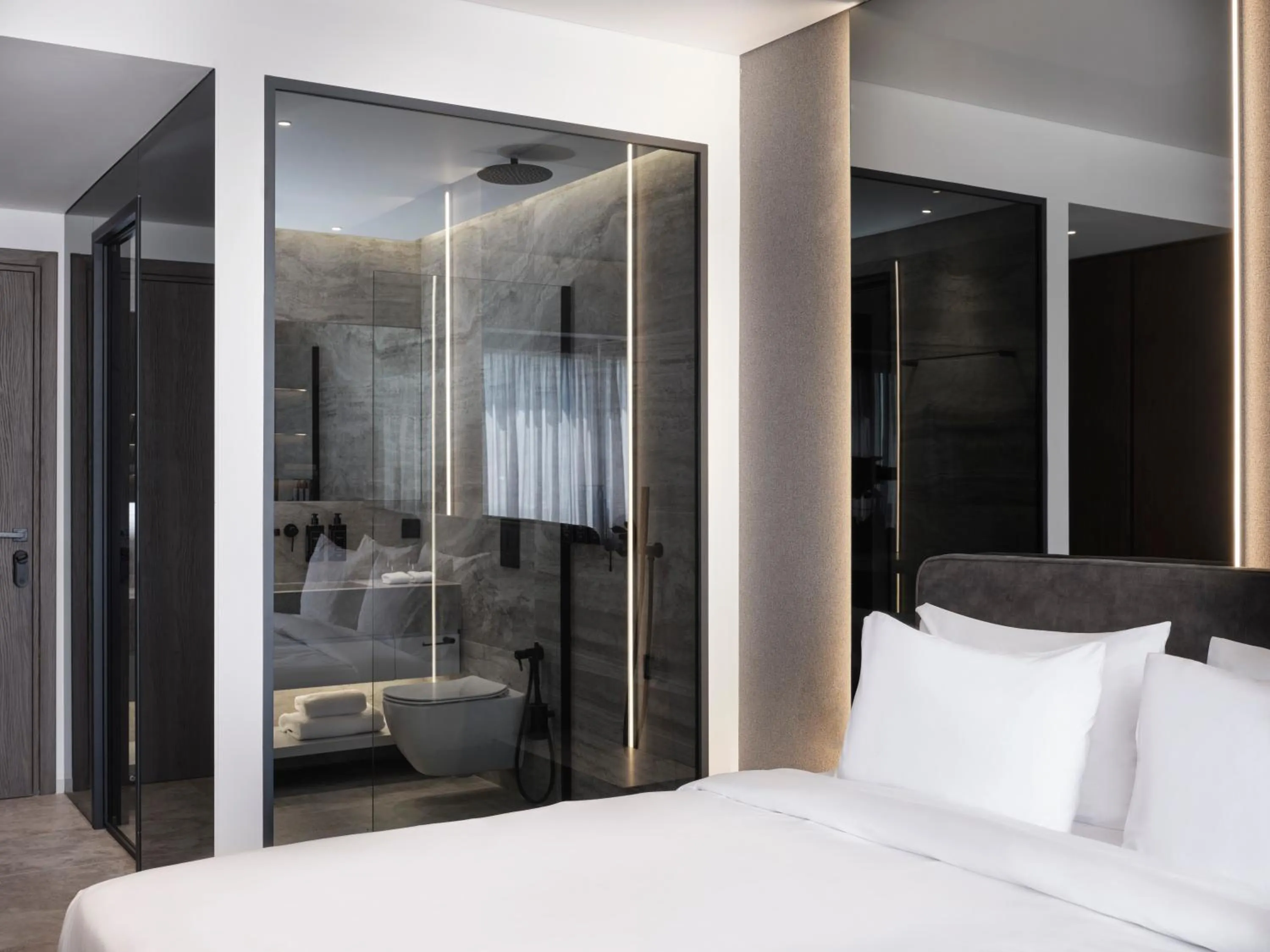 Bathroom, Bed in Nur Edge Aparthotel - Acropolis Skyline