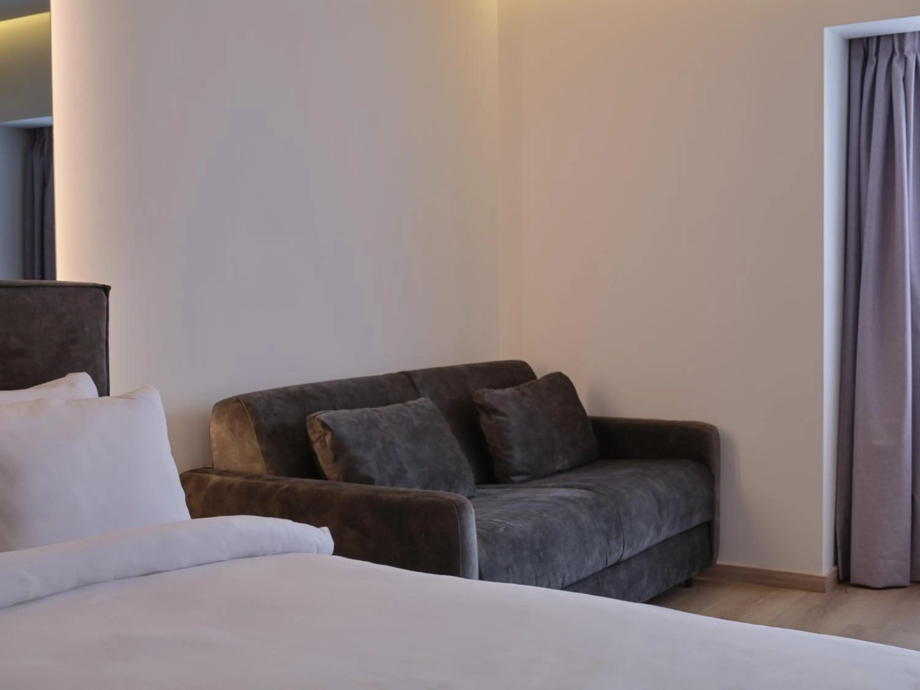 Bedroom, Bed in Nur Edge Aparthotel - Acropolis Skyline