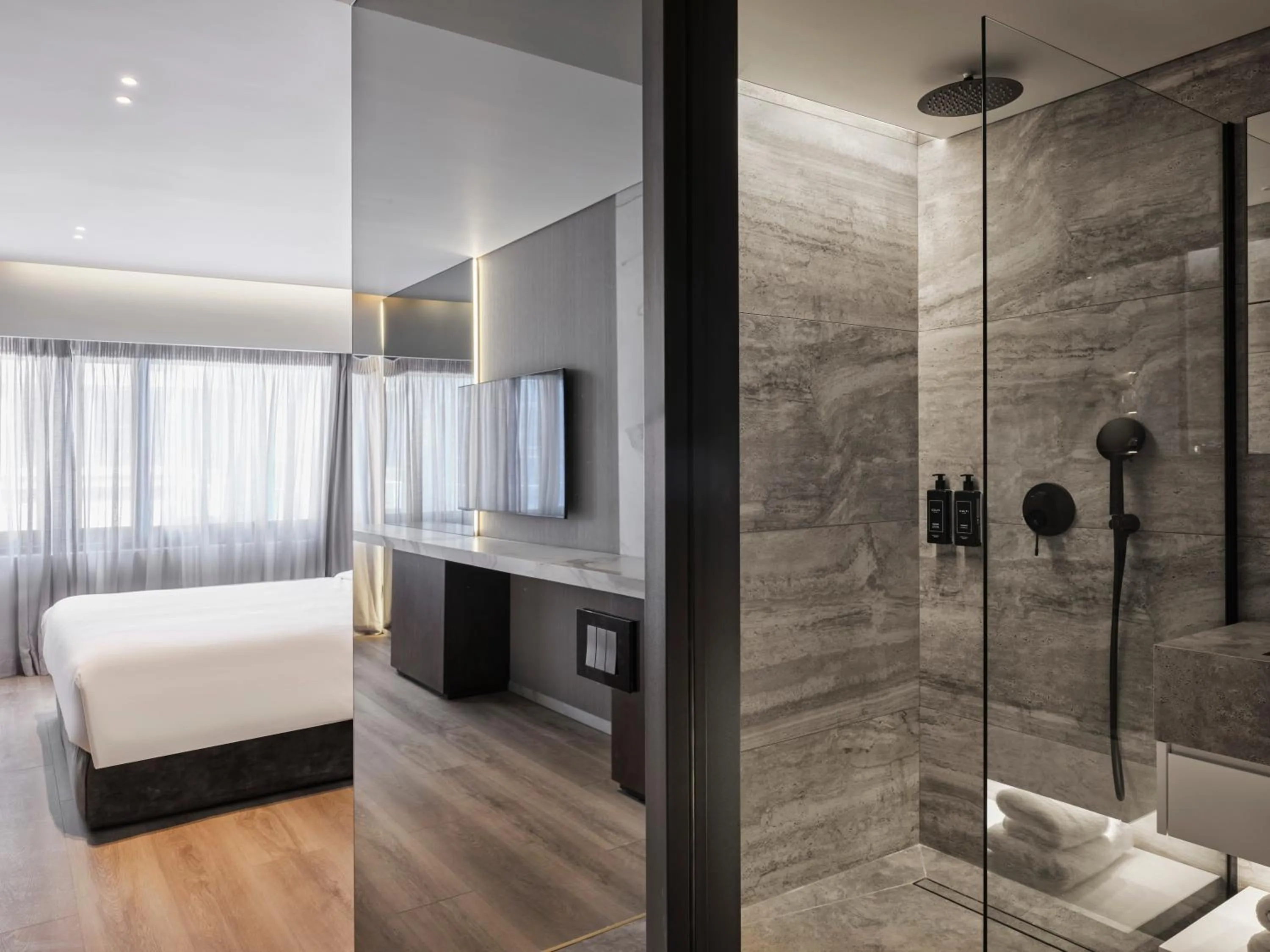 Shower, Bed in Nur Edge Aparthotel - Acropolis Skyline