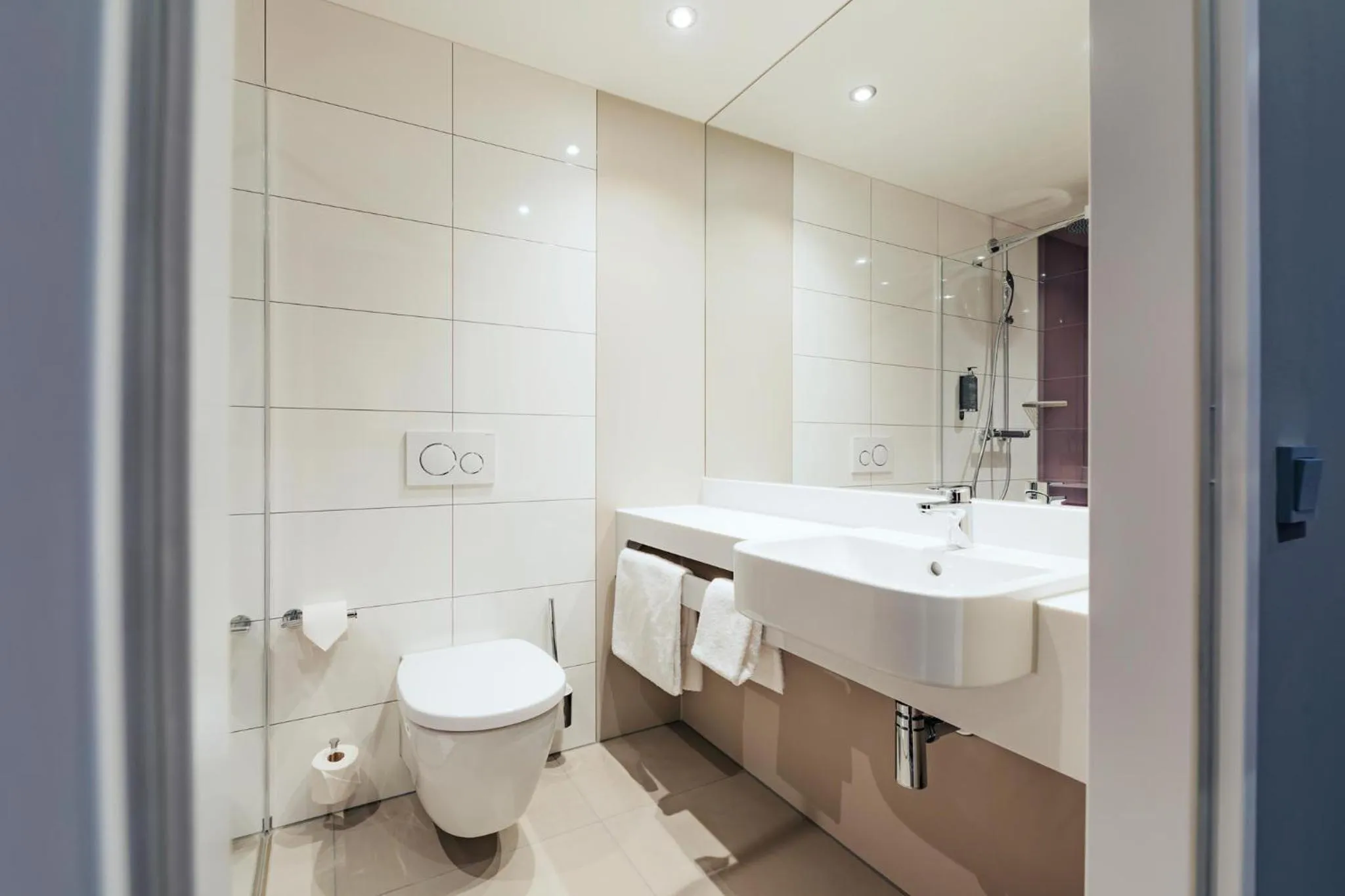 Bathroom in Premier Inn Rosenheim City Lokhöfe