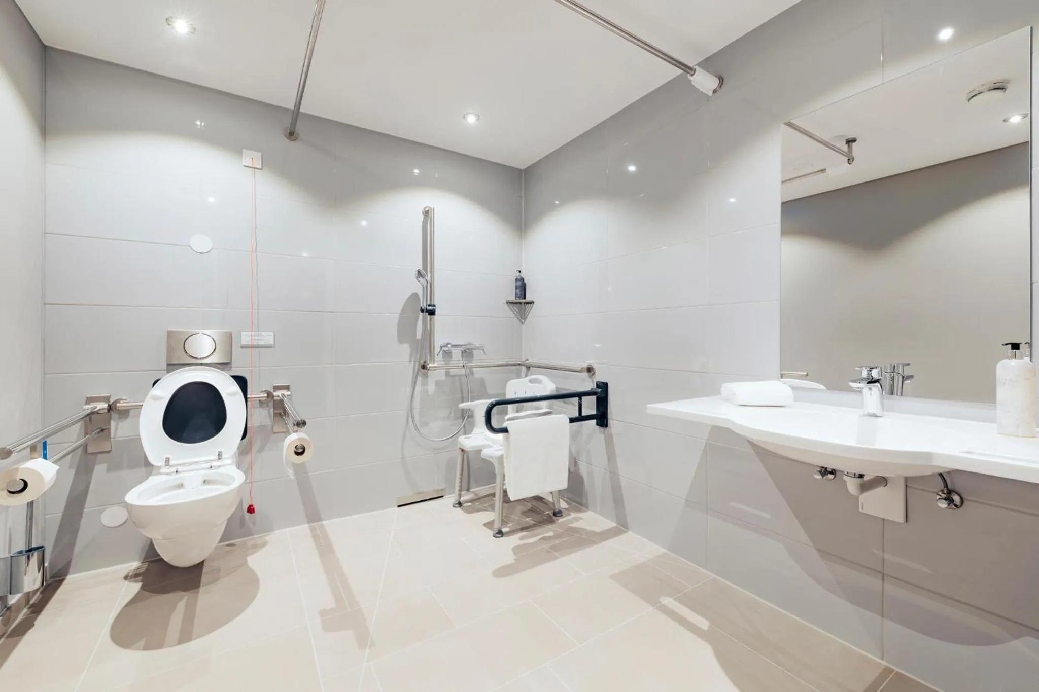 Bathroom in Premier Inn Rosenheim City Lokhöfe