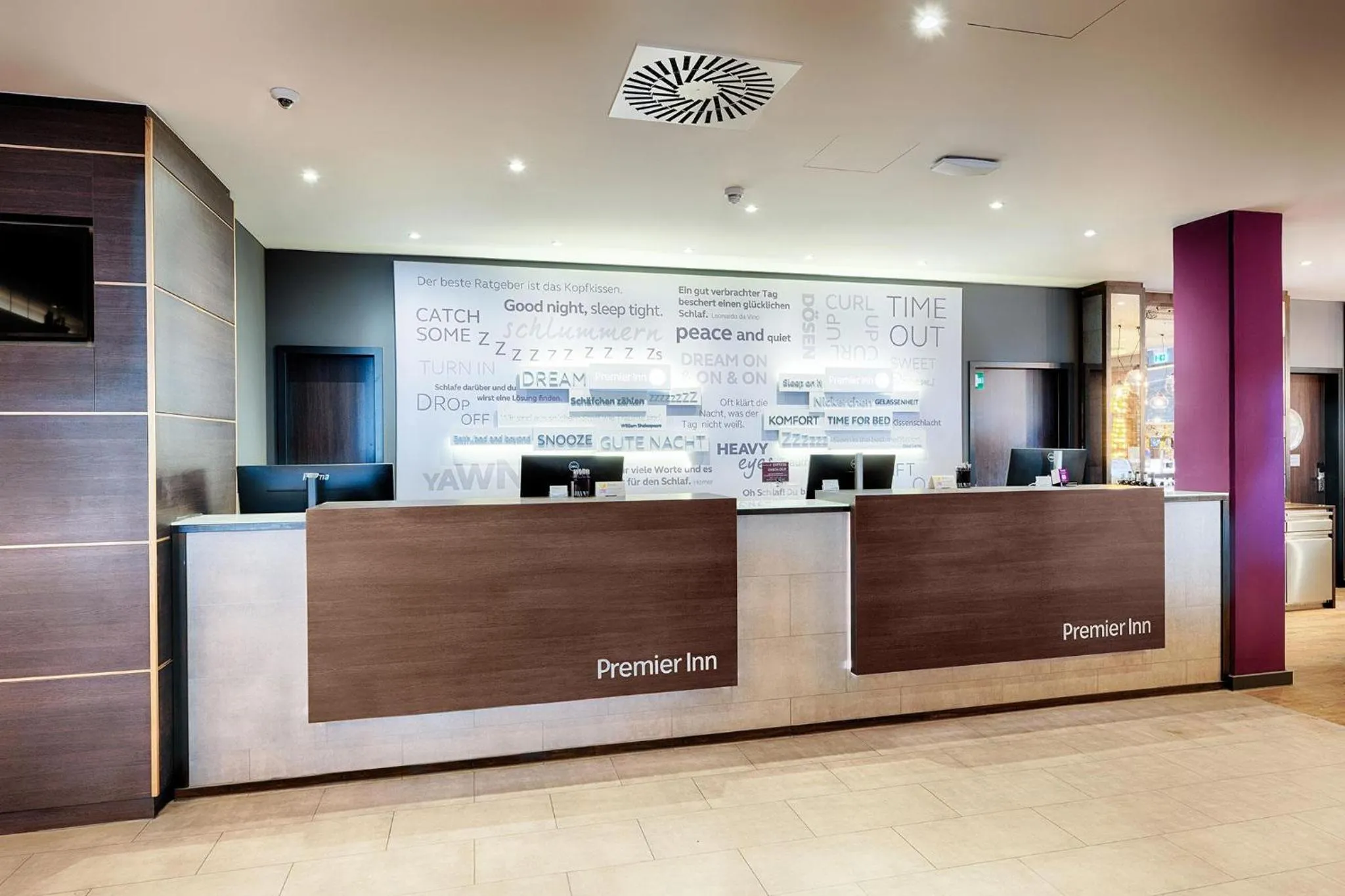 Lobby or reception in Premier Inn Koeln City Centre