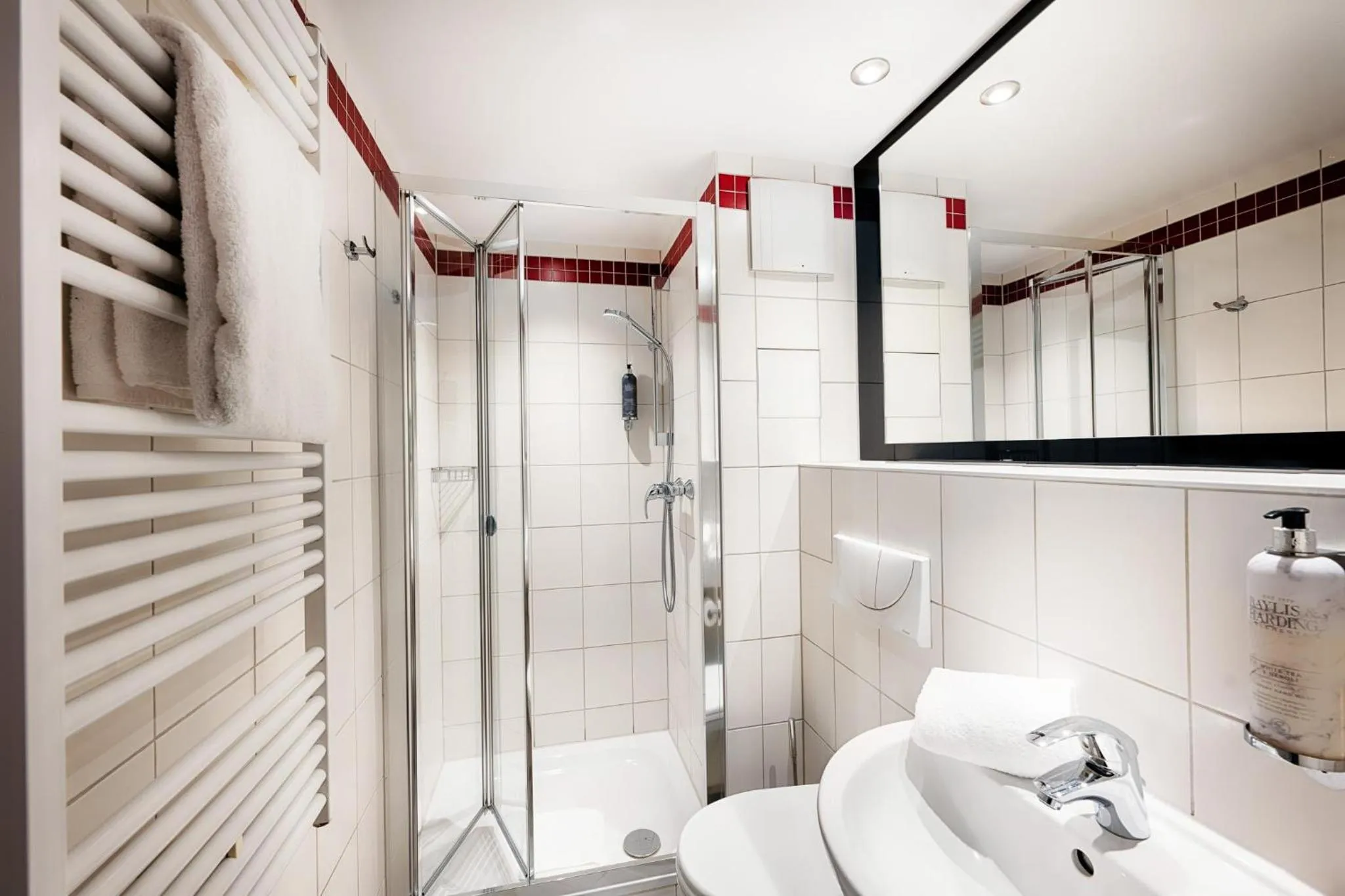 Bathroom in Premier Inn Koeln City Centre