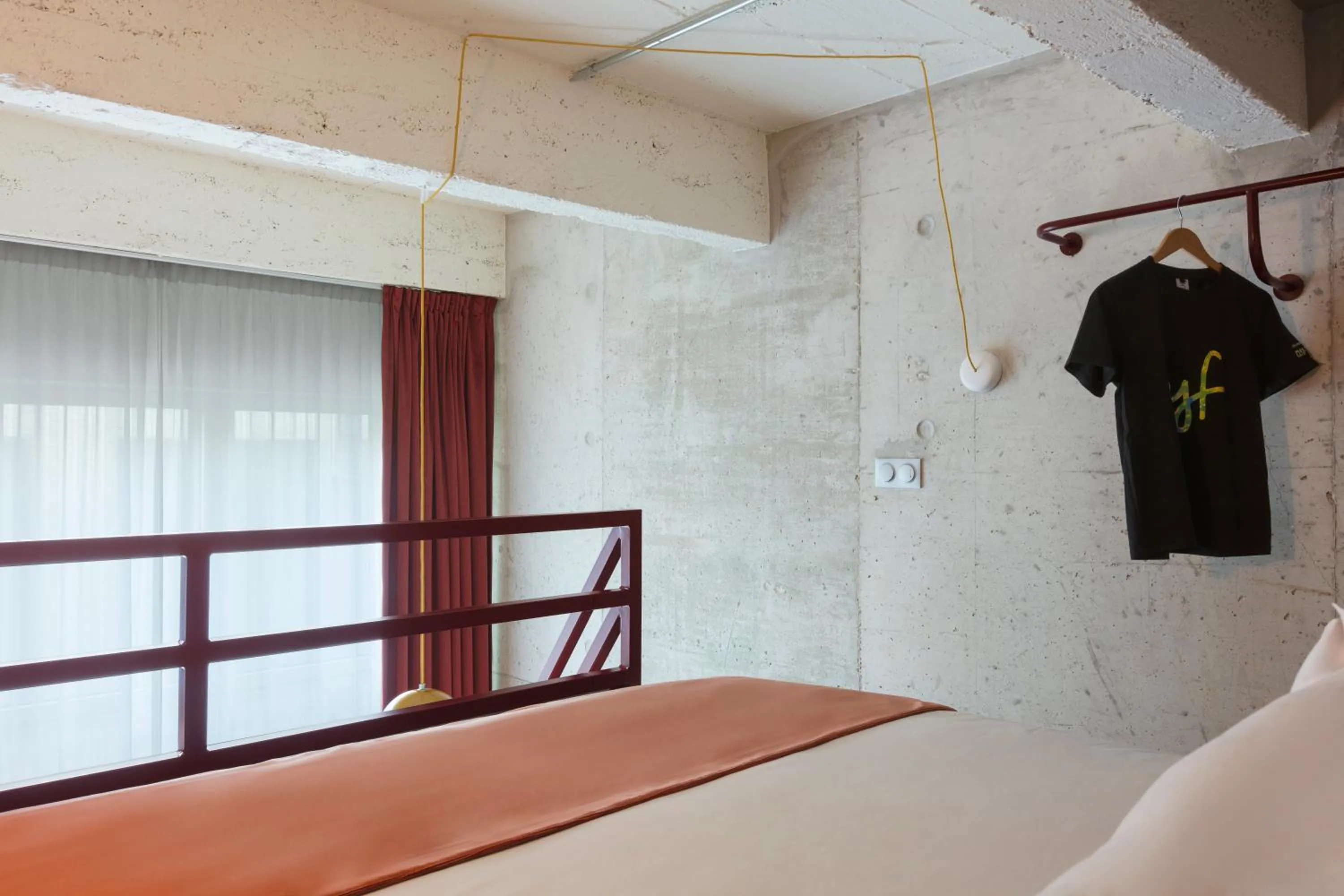 Bed in lyf Gambetta Paris