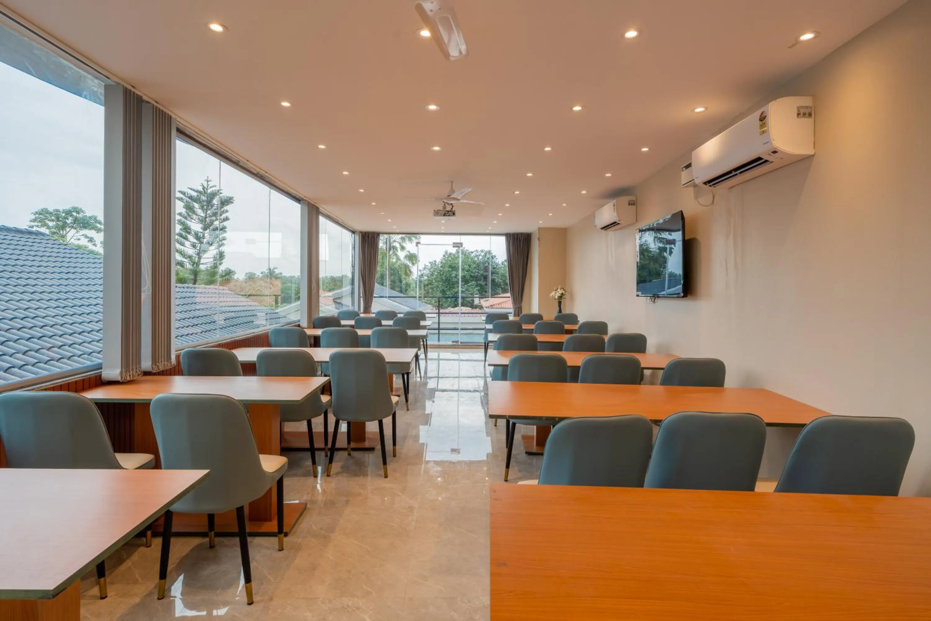 Restaurant/places to eat in Emperor Ozran by Alaya Stays