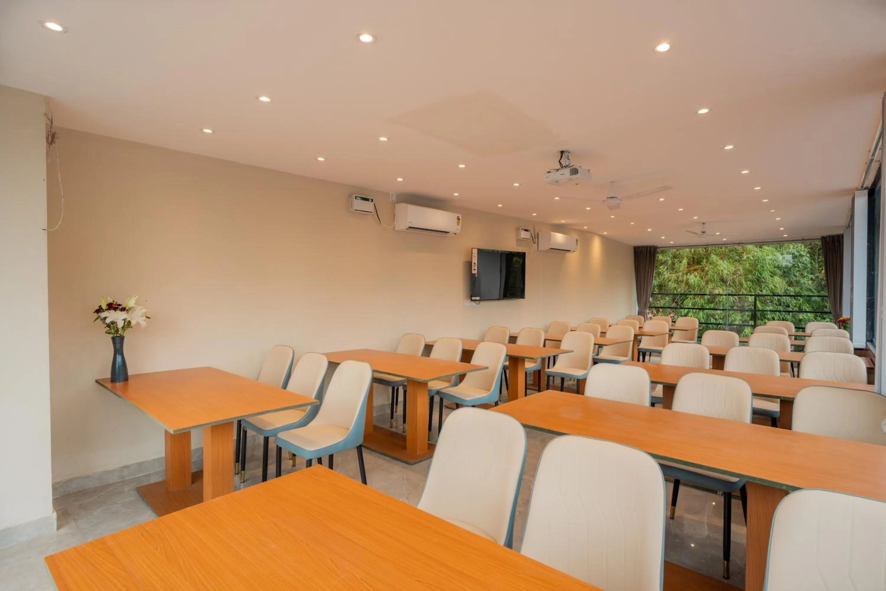 Restaurant/places to eat in Emperor Ozran by Alaya Stays