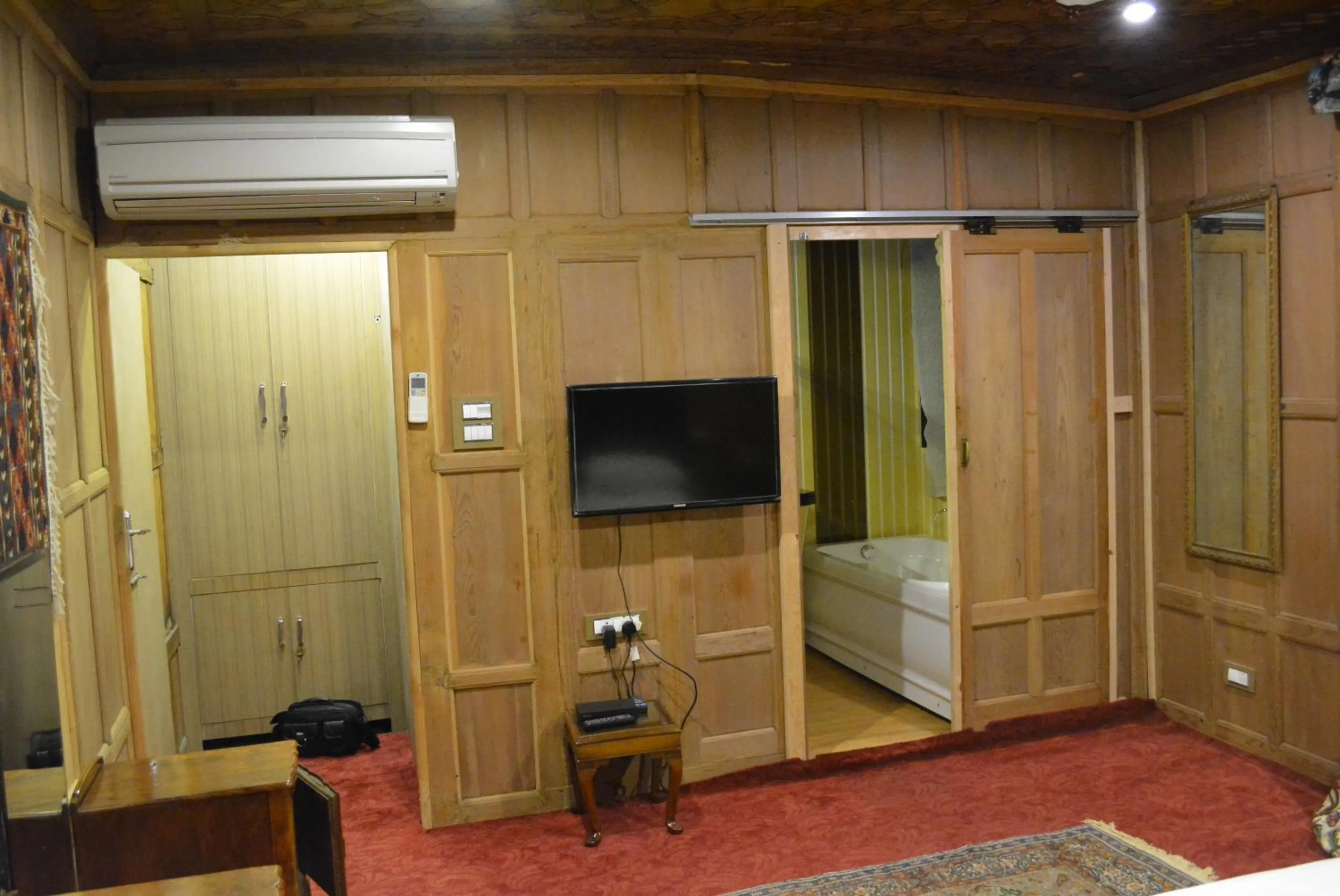 Bedroom in New York Houseboat