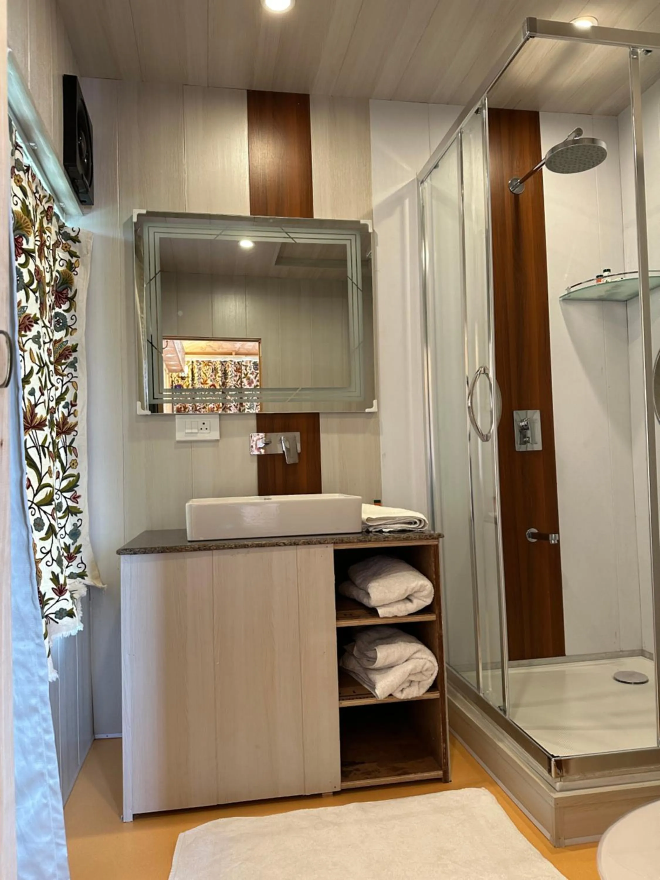 New York Houseboat