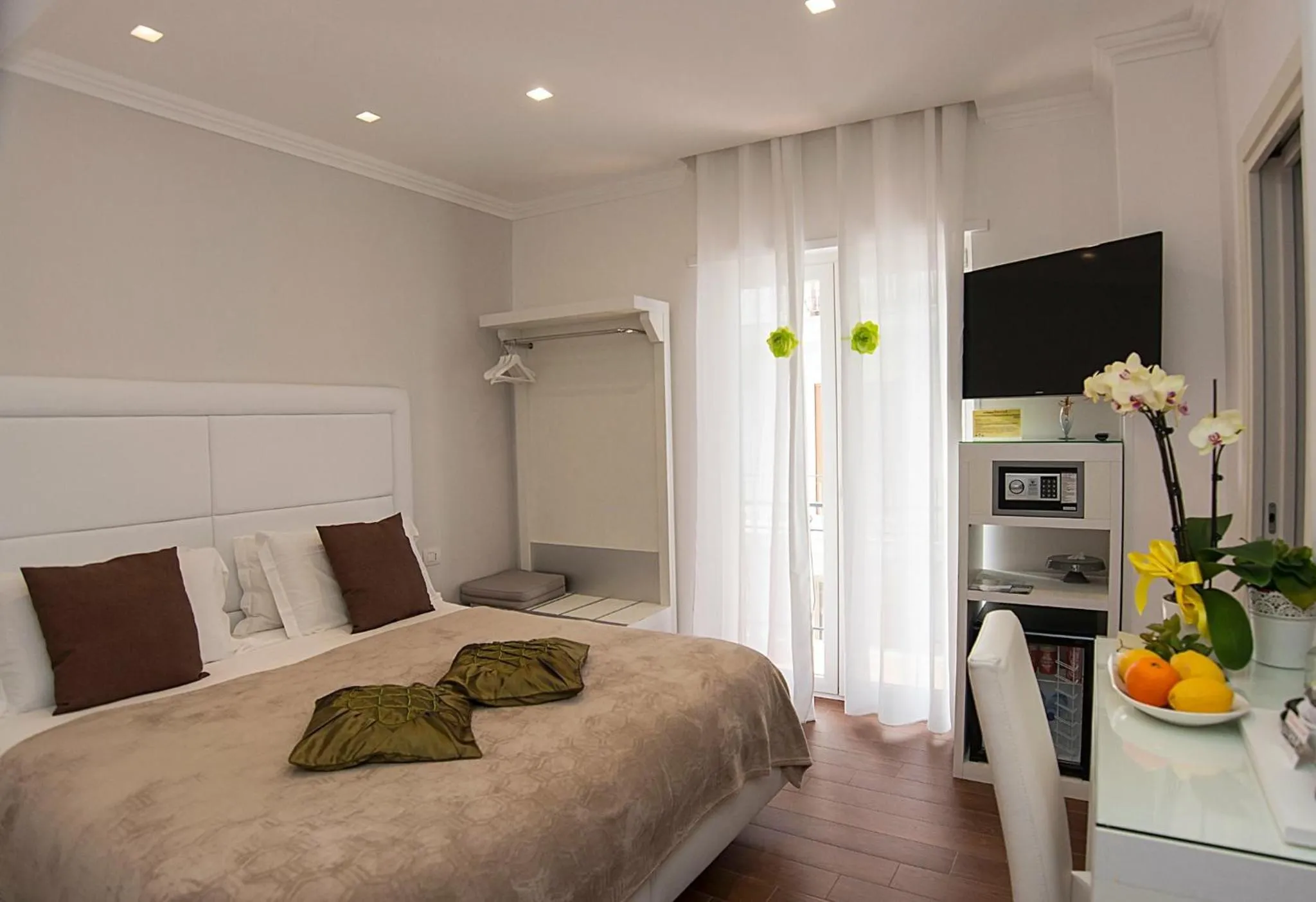 Photo of the whole room, Bed in Bougainvillea Relais