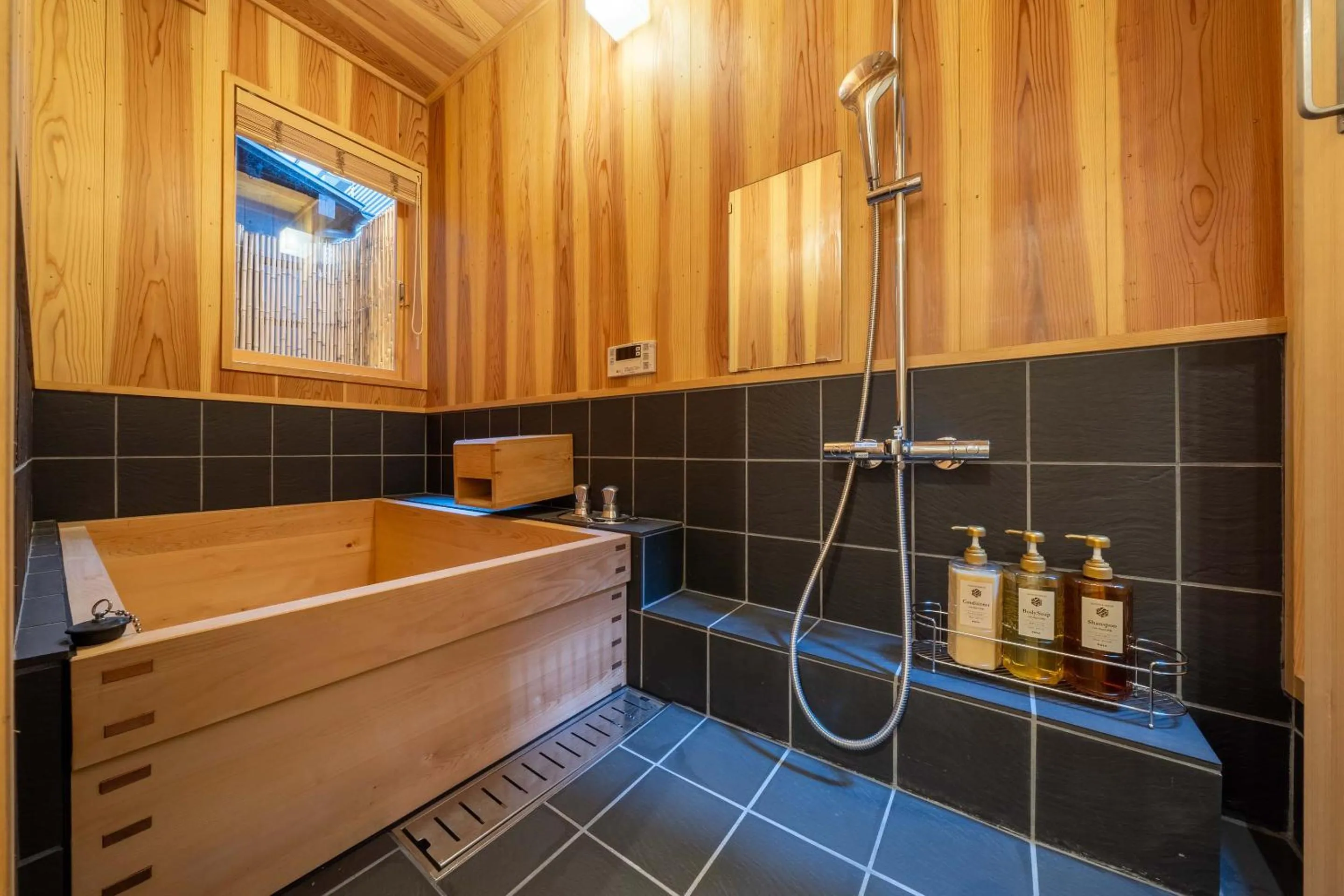 Open Air Bath in RESI STAY Palace Gate