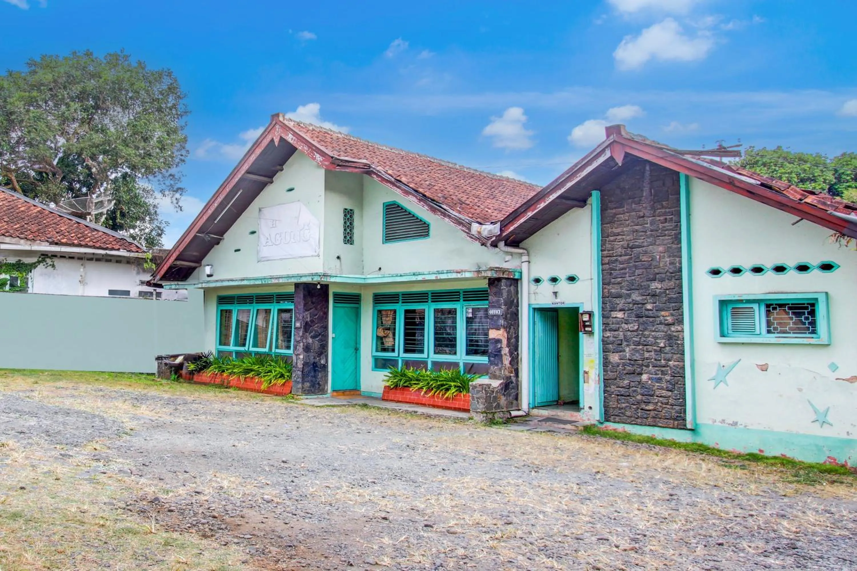 Facade/entrance in Hotel O Agung Banjarnegara