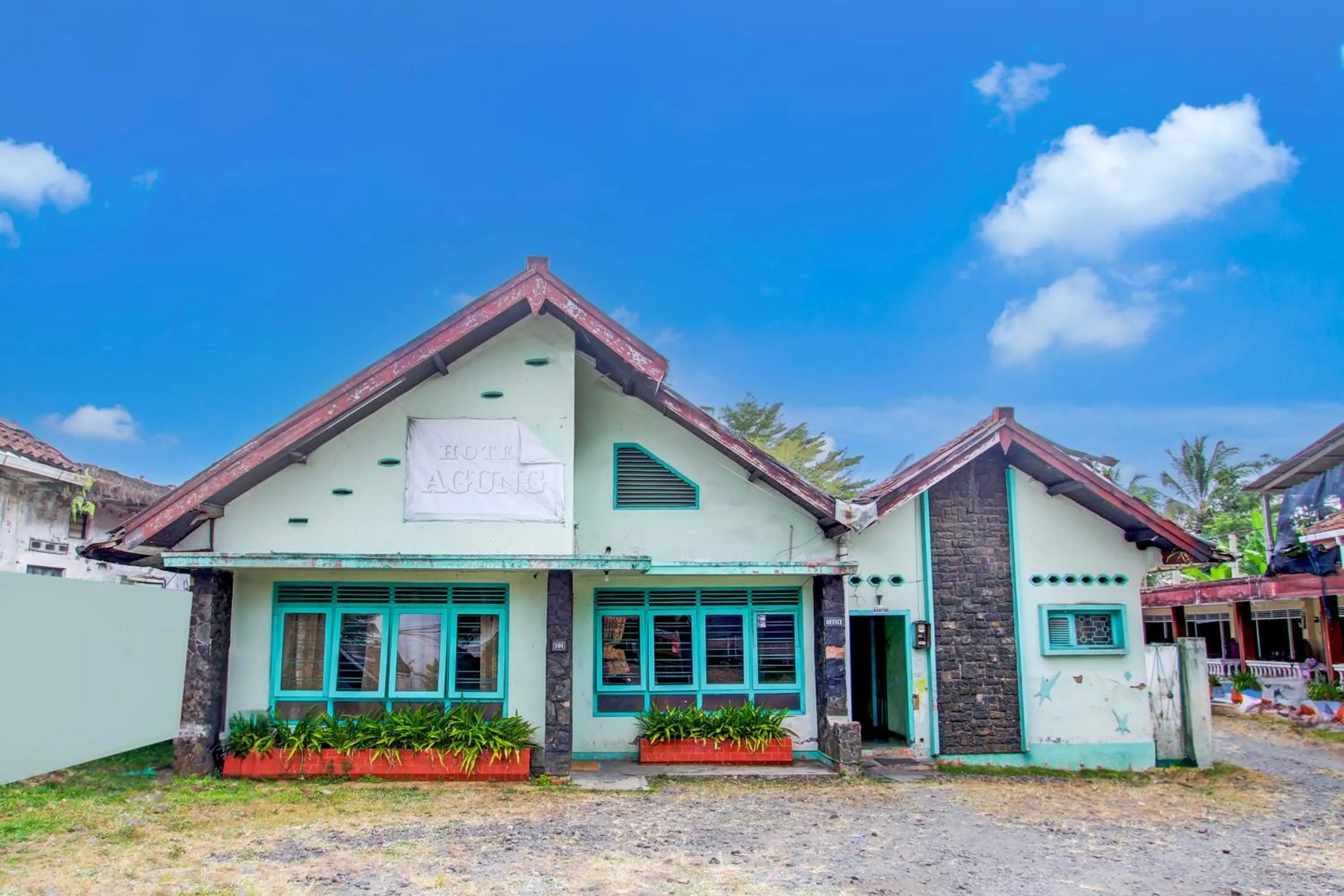 Facade/entrance in Hotel O Agung Banjarnegara