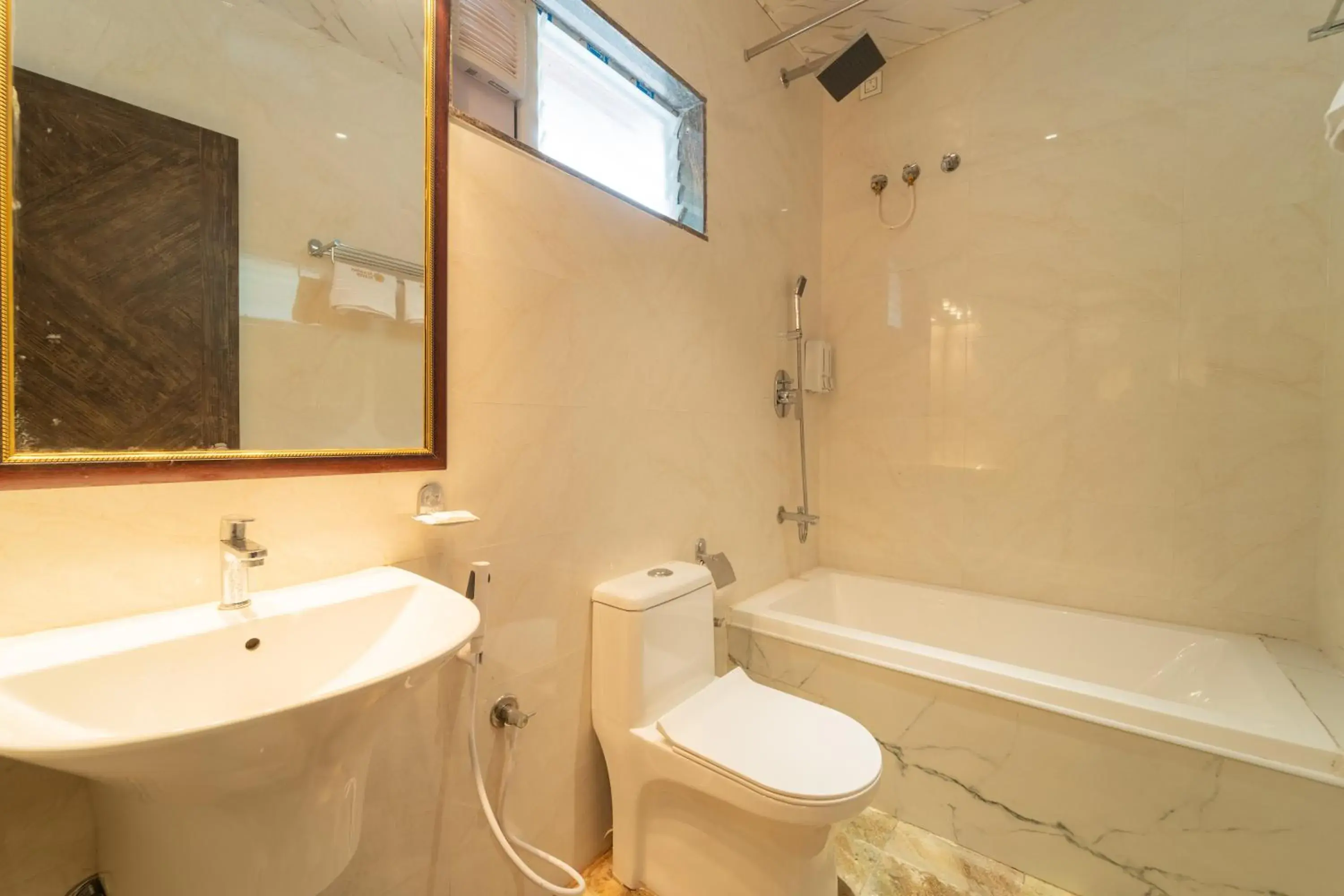 Shower in Seasons Suites - HBR Shower in Seasons Suites - HBR