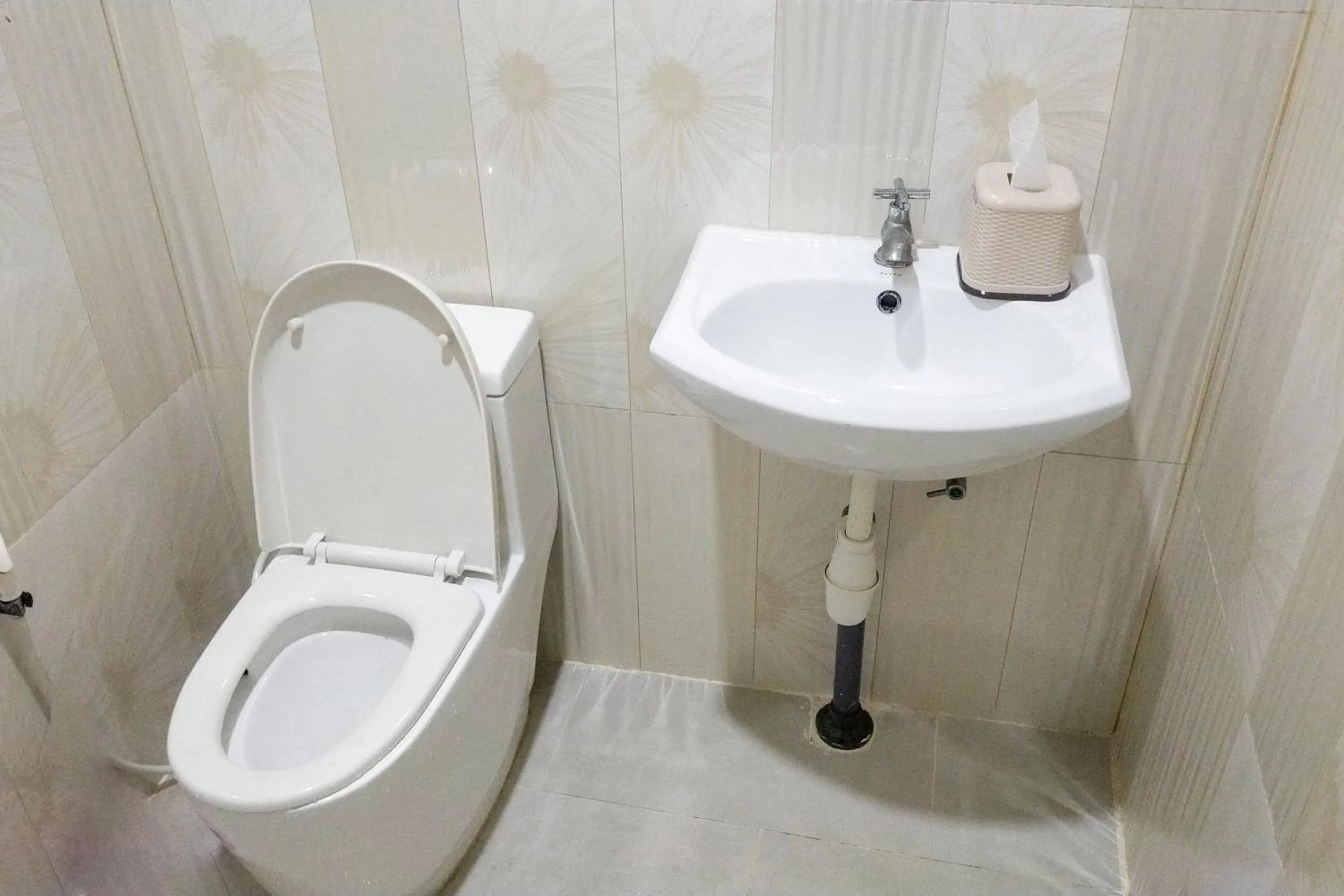 Bathroom in Urbanview Botania Meeting Point Batam by RedDoorz