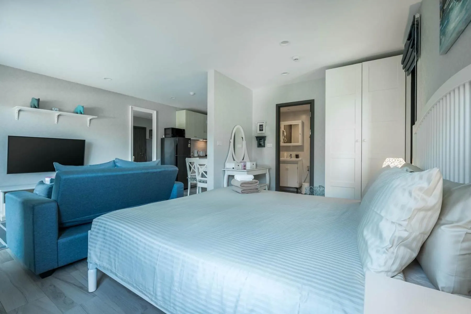 Communal lounge/ TV room, Bed in Studio Apartment by the Sea E413