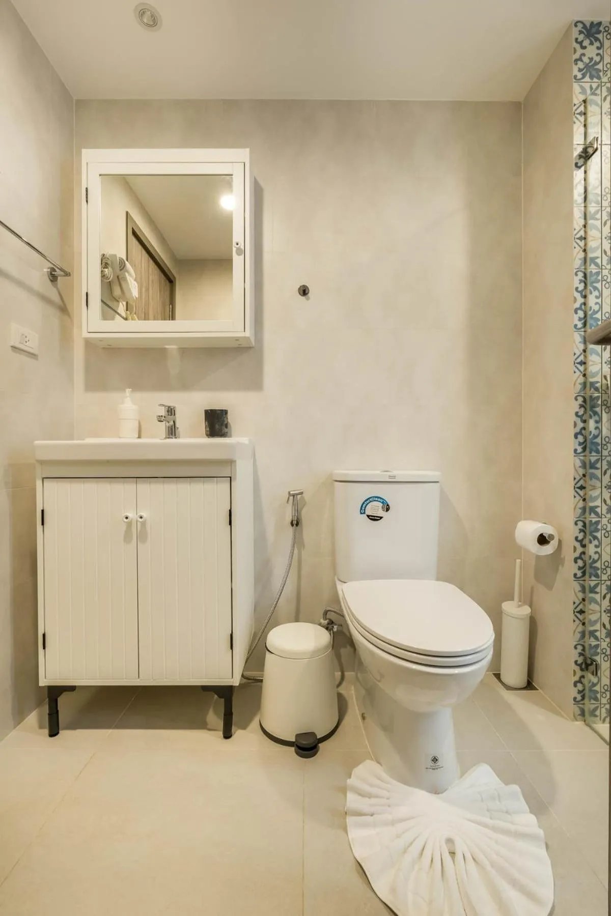 Toilet in Studio Apartment by the Sea E413