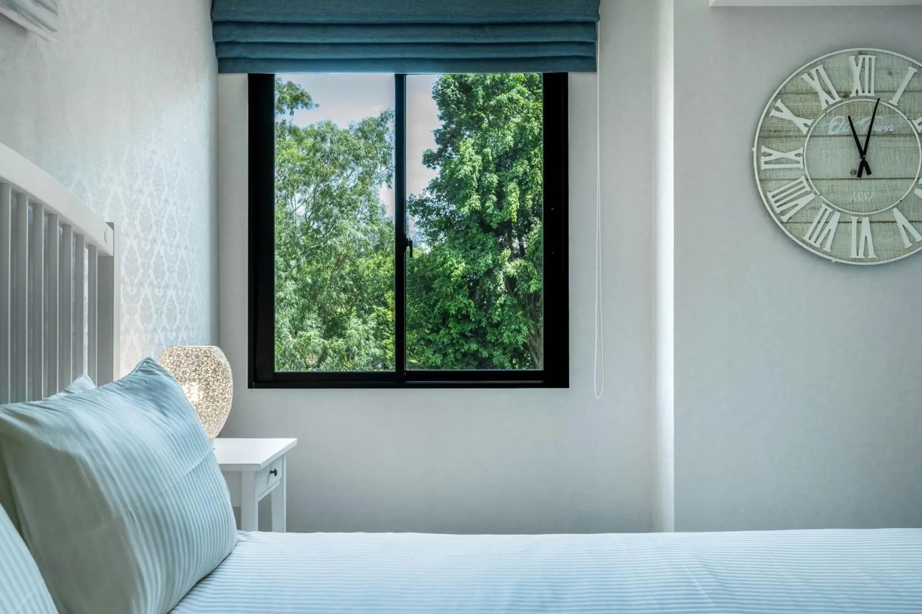 Bed in Studio Apartment by the Sea E413