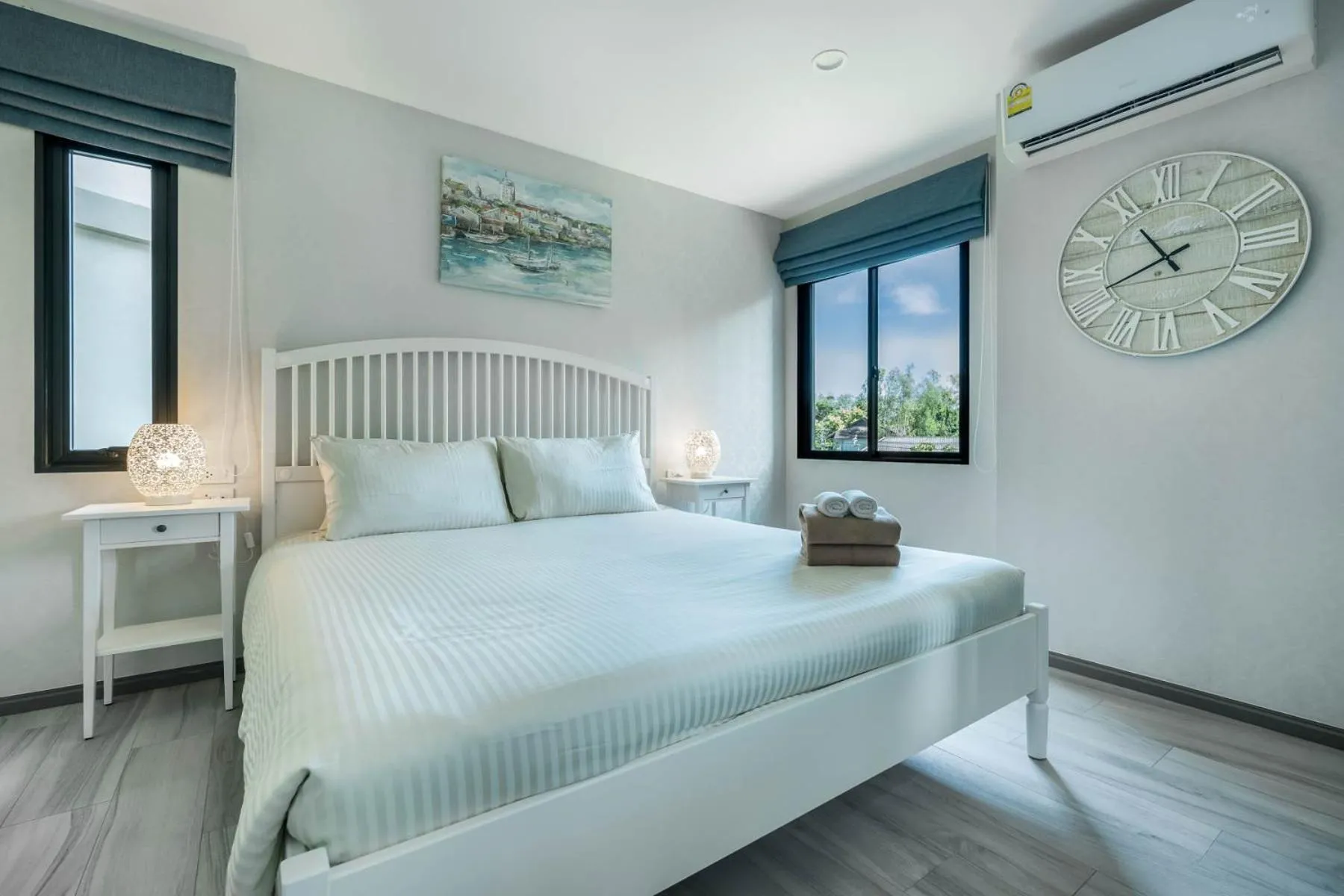 Bed in Studio Apartment by the Sea E413