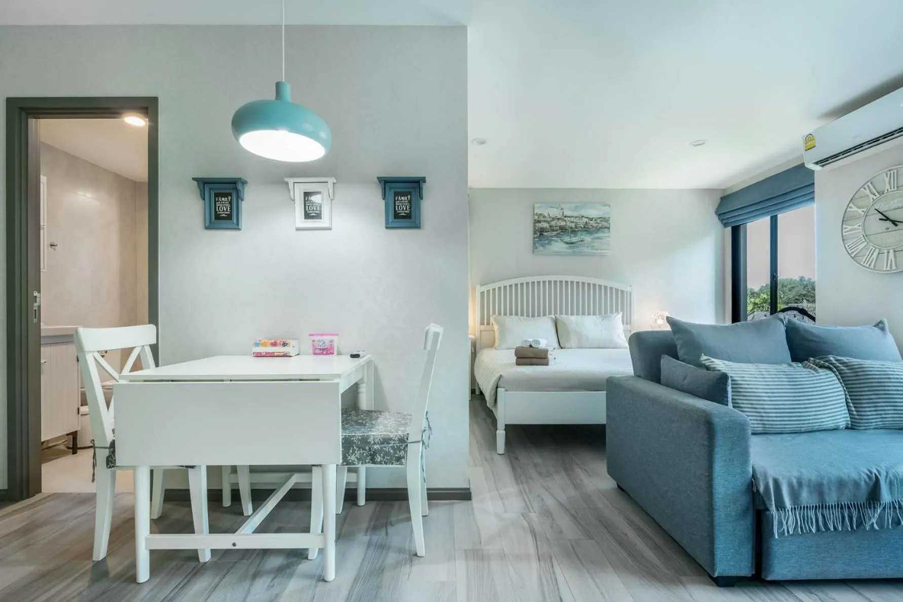 Bed in Studio Apartment by the Sea E413