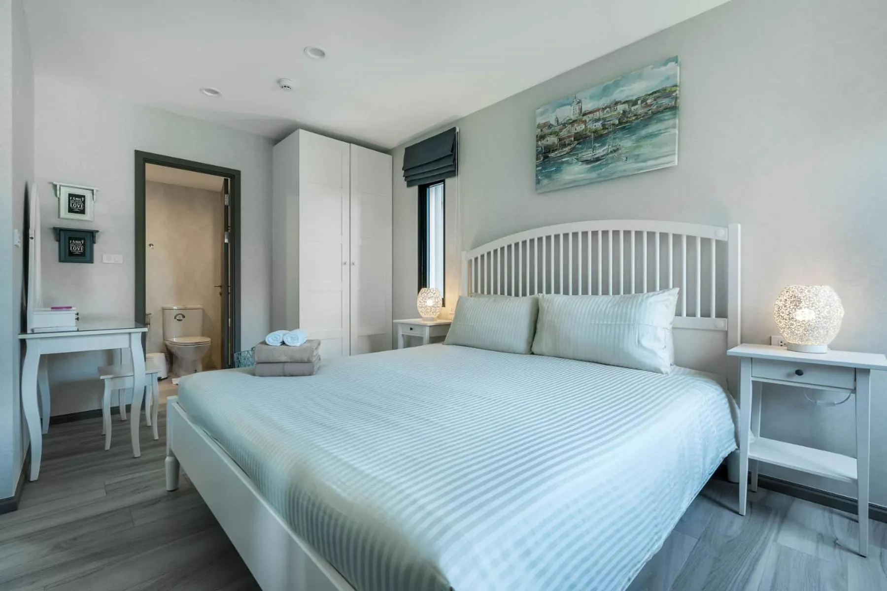 Bed in Studio Apartment by the Sea E413