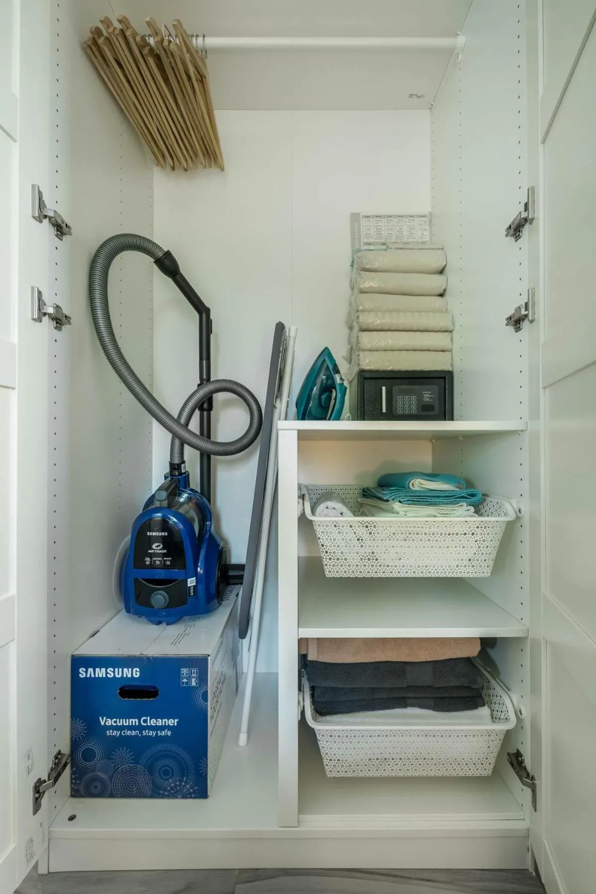 flat iron in Studio Apartment by the Sea E413