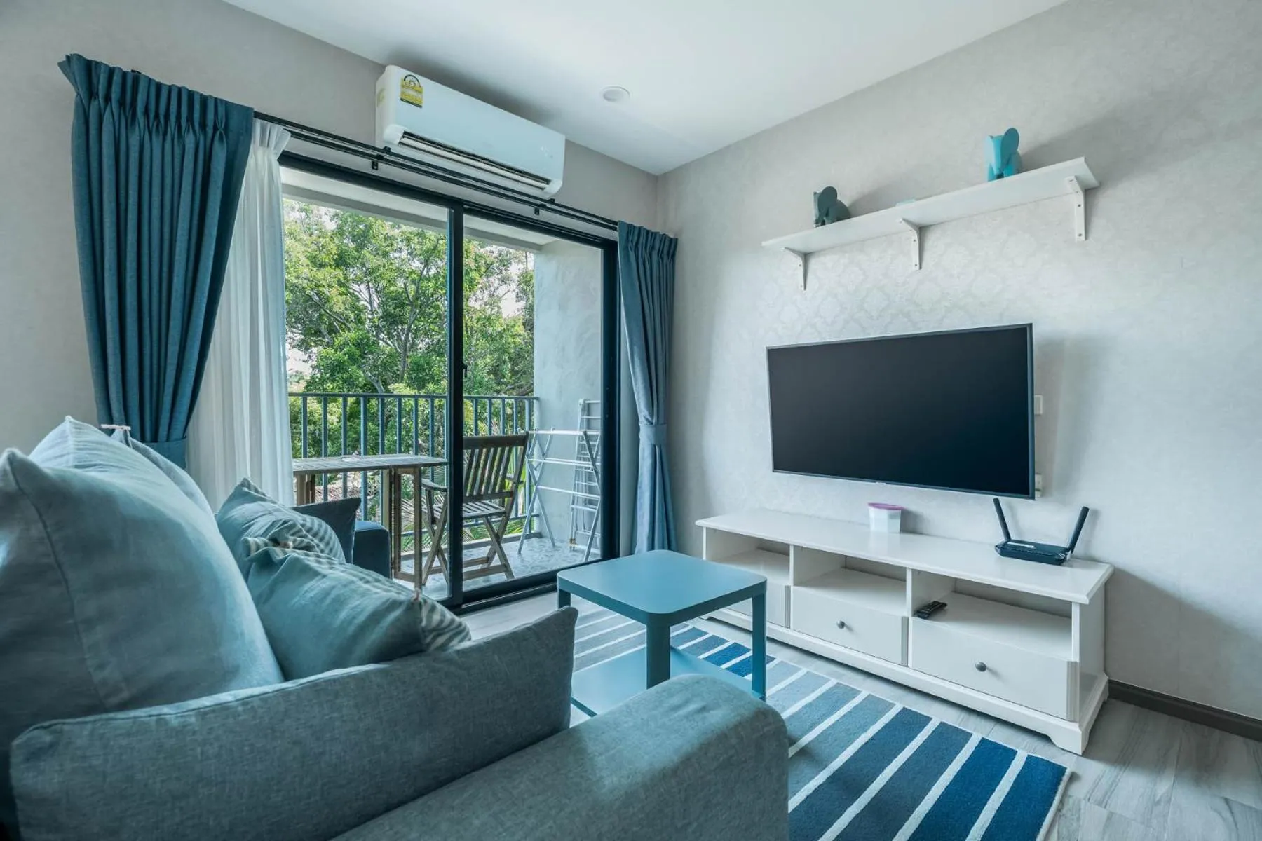 Communal lounge/ TV room in Studio Apartment by the Sea E413
