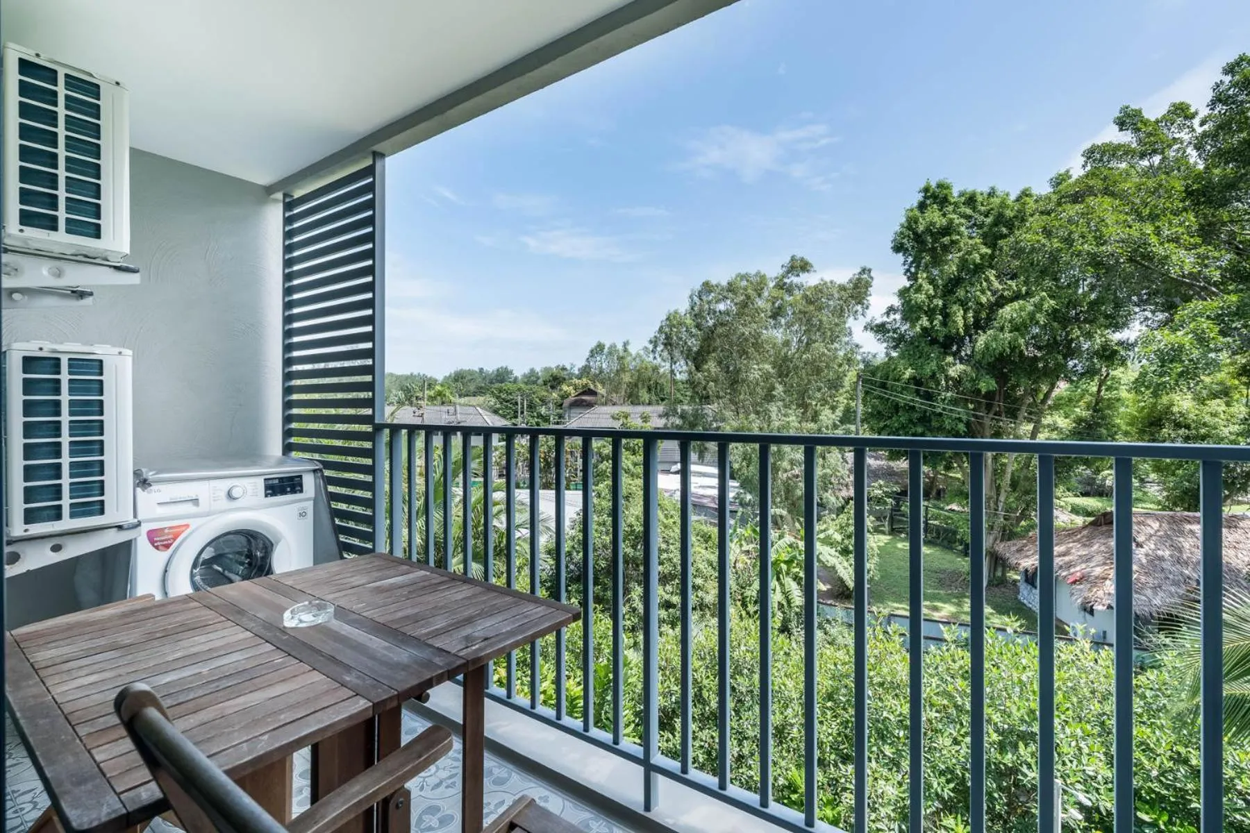 Day in Studio Apartment by the Sea E413