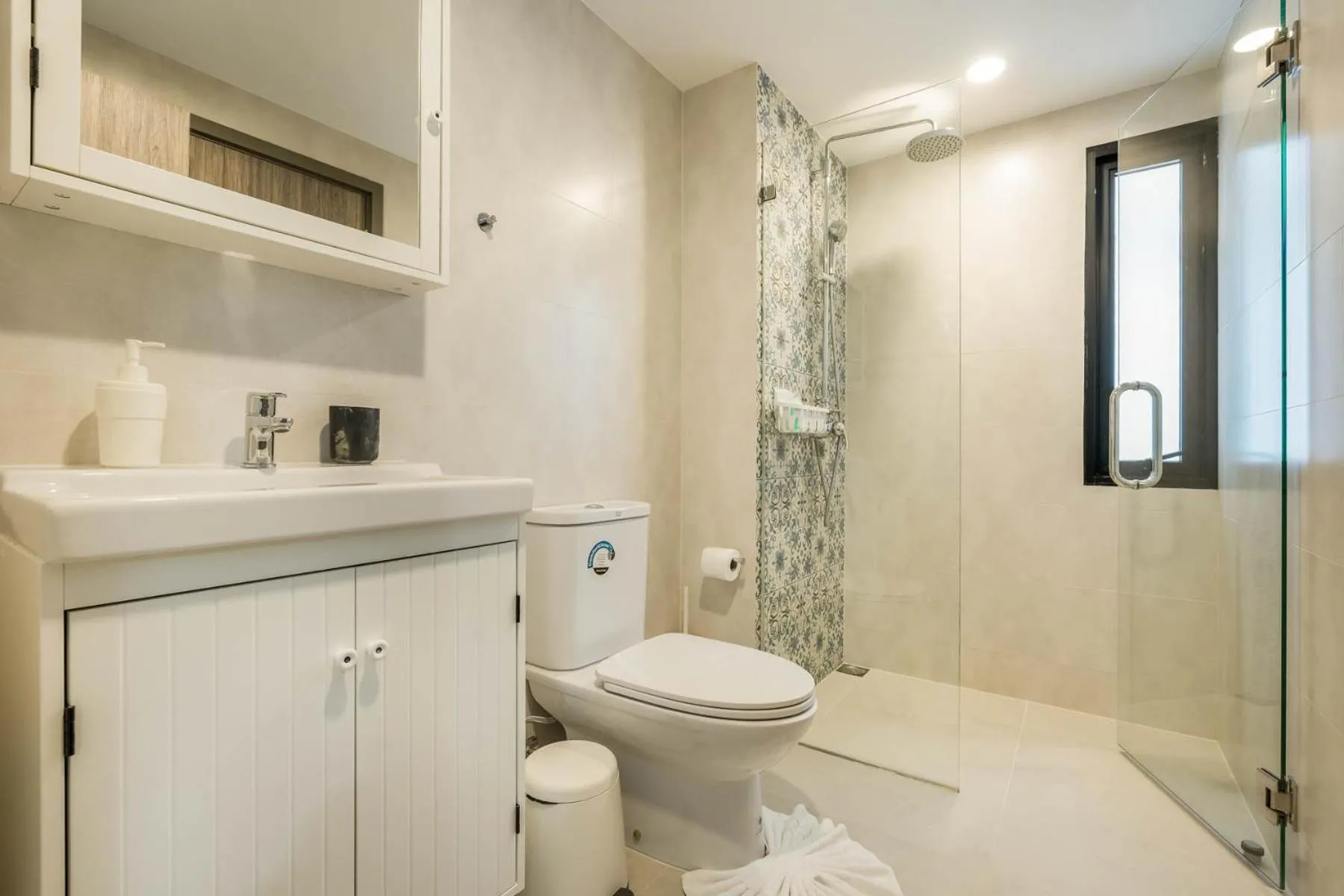 Shower in Studio Apartment by the Sea E413