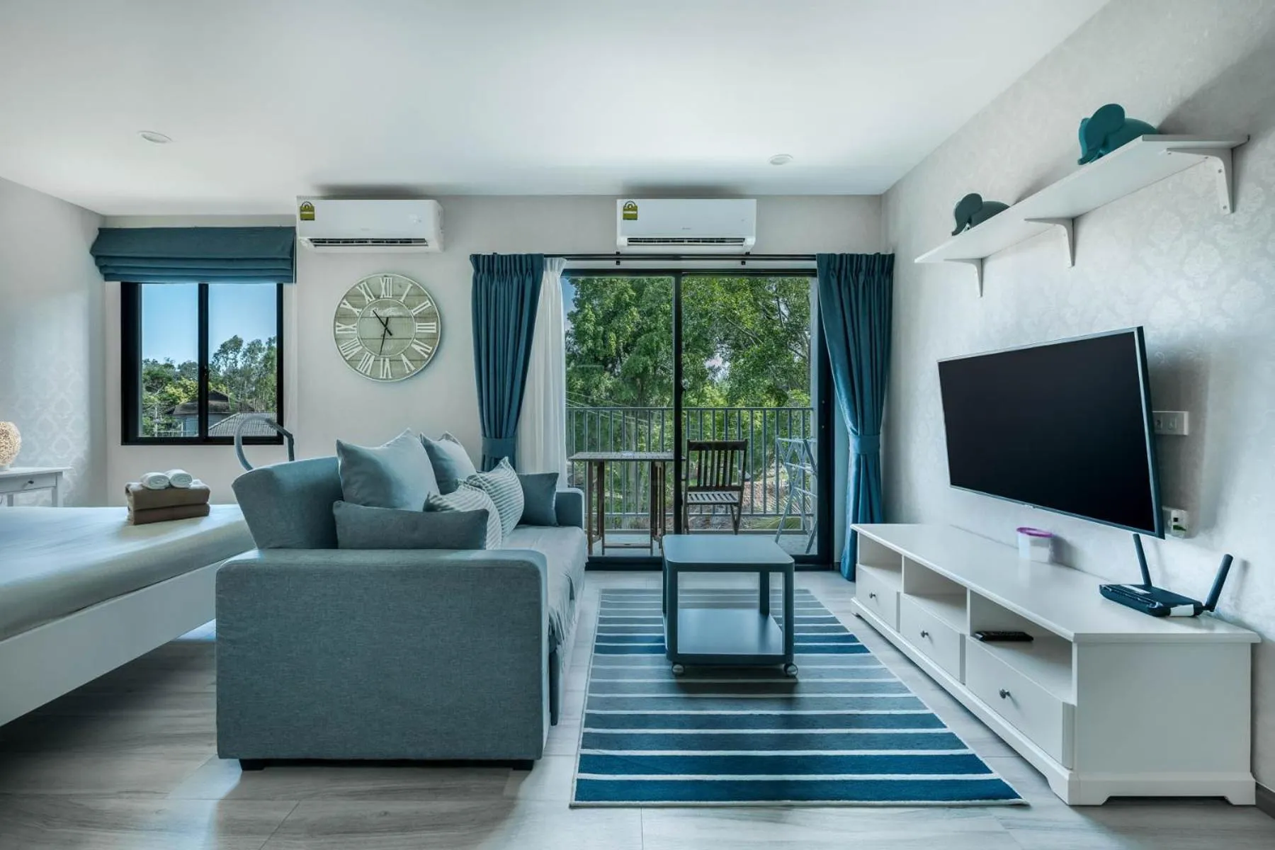 Communal lounge/ TV room in Studio Apartment by the Sea E413