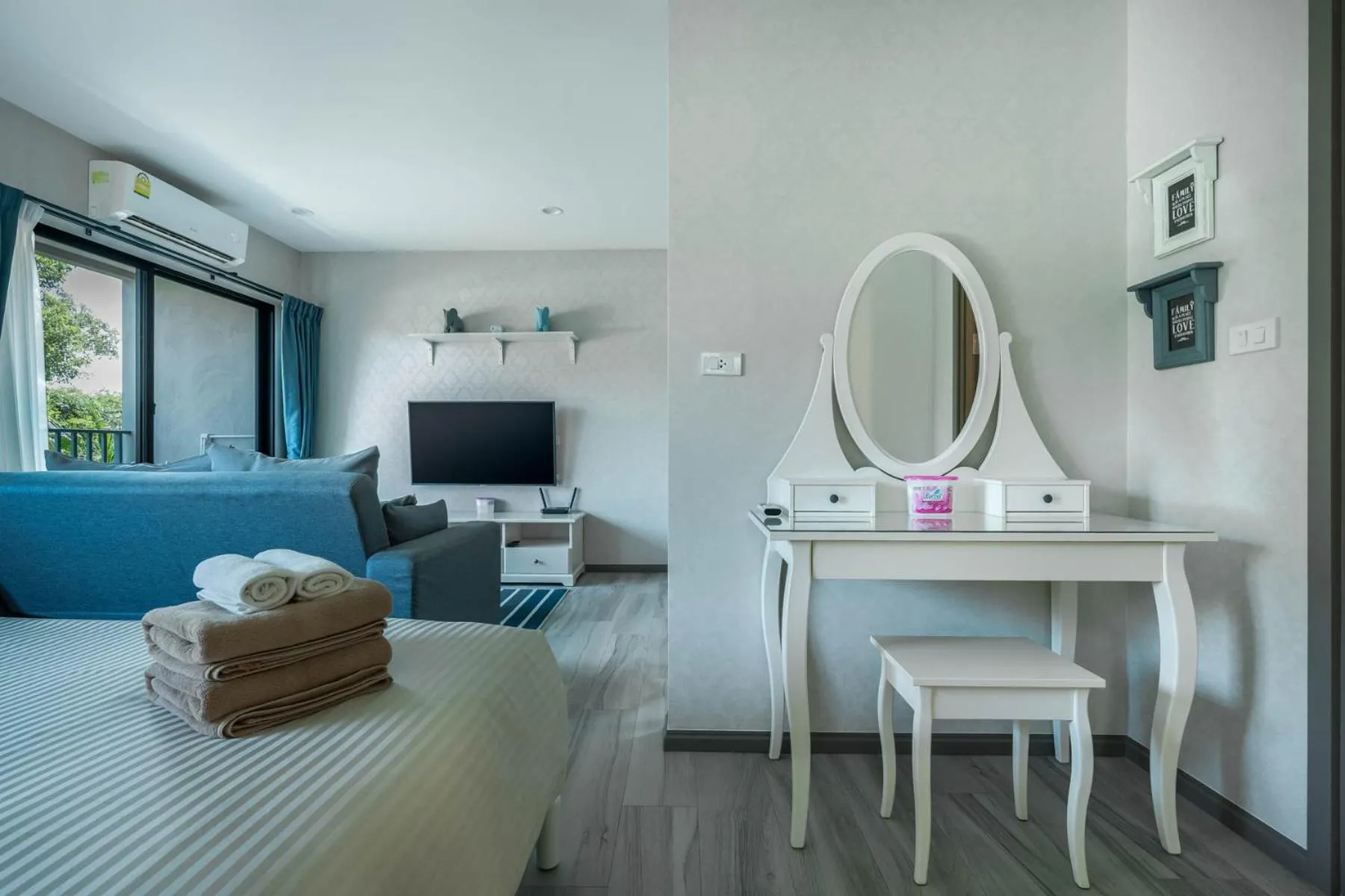 Communal lounge/ TV room, Bed in Studio Apartment by the Sea E413