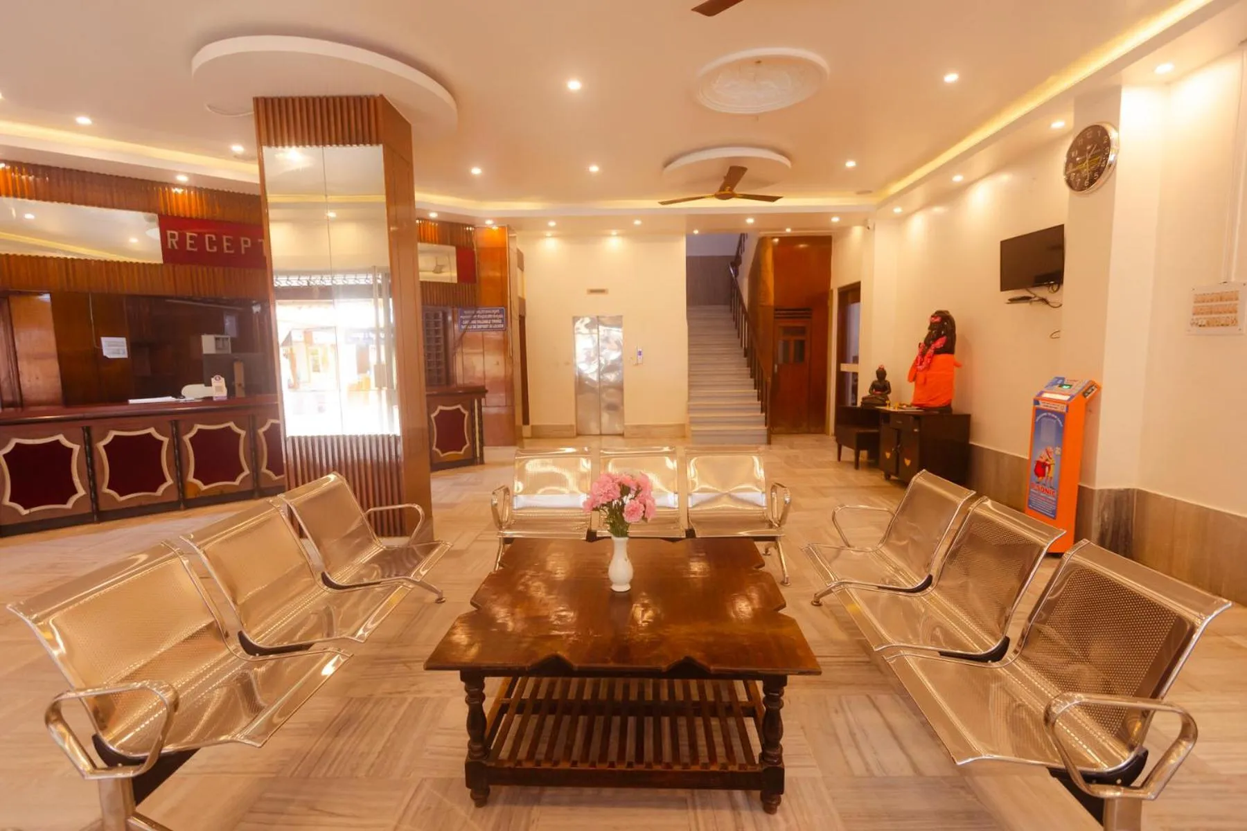 Communal lounge/ TV room in Sri Ramakrishna Hotel