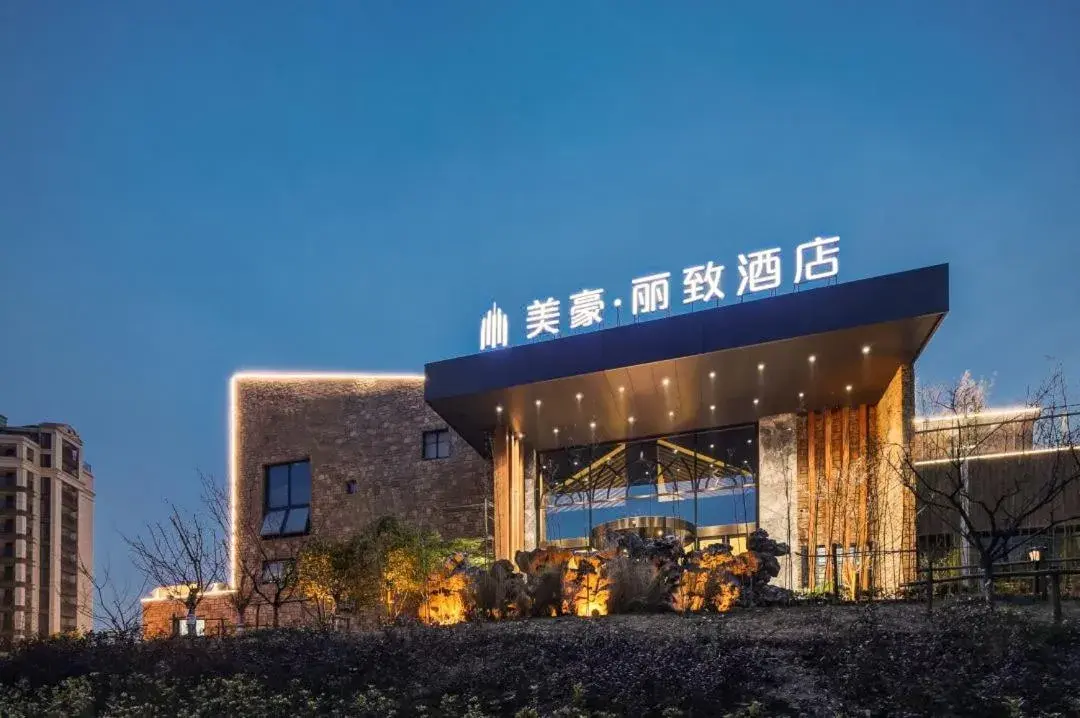 Mehood Lestie, Nanjing Xianlin University Town Golden Eagle Mehood Lestie, Nanjing Xianlin University Town Golden Eagle
